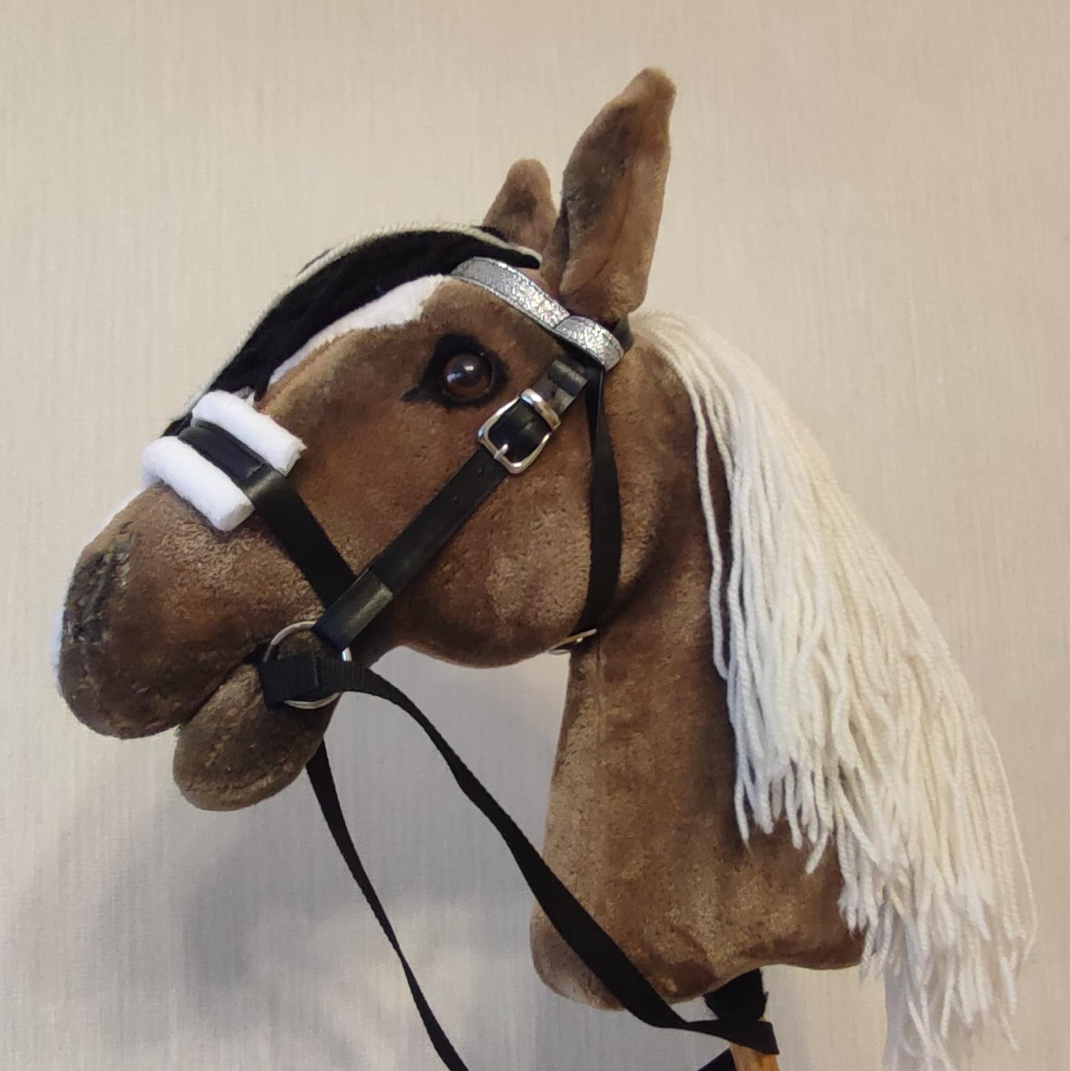 Set Hobby Horse Pferd Braun mit zusätzlichem roten Zaumzeug - Steckenpferd A3 mid Abnehmbare Trense