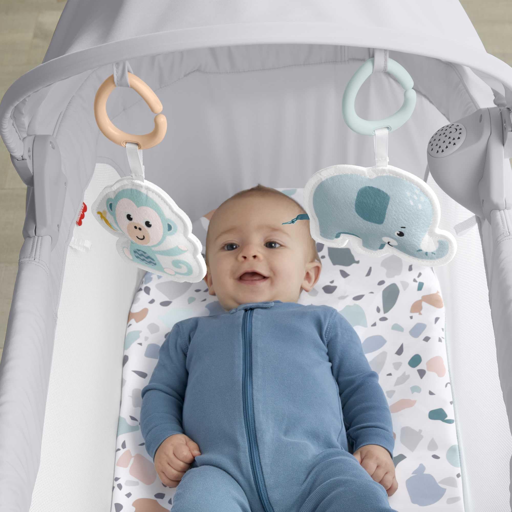 Fisher-Price Składane łóżeczko „Spokojne sny” z projekcją i daszkiem oraz pastelowym wzorem kamienistej plaży, przenośne łóżeczko z projekcją świetlną dla noworodków i niemowląt, GWD36