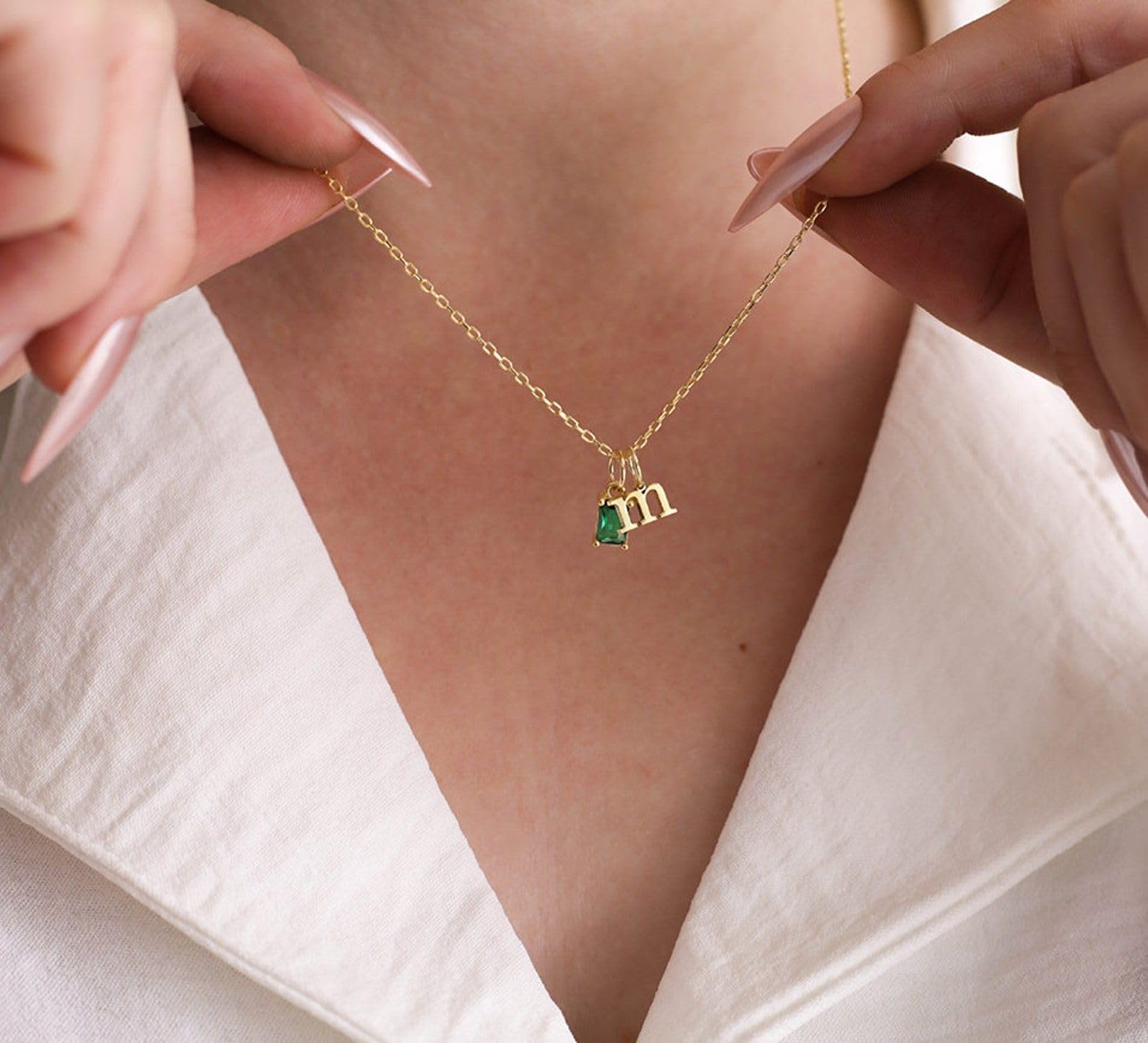 Personalizzato piccolo collana con iniziale con pietra portafortuna minimalista lettera gioiello compleanno per lei Natale per mamma