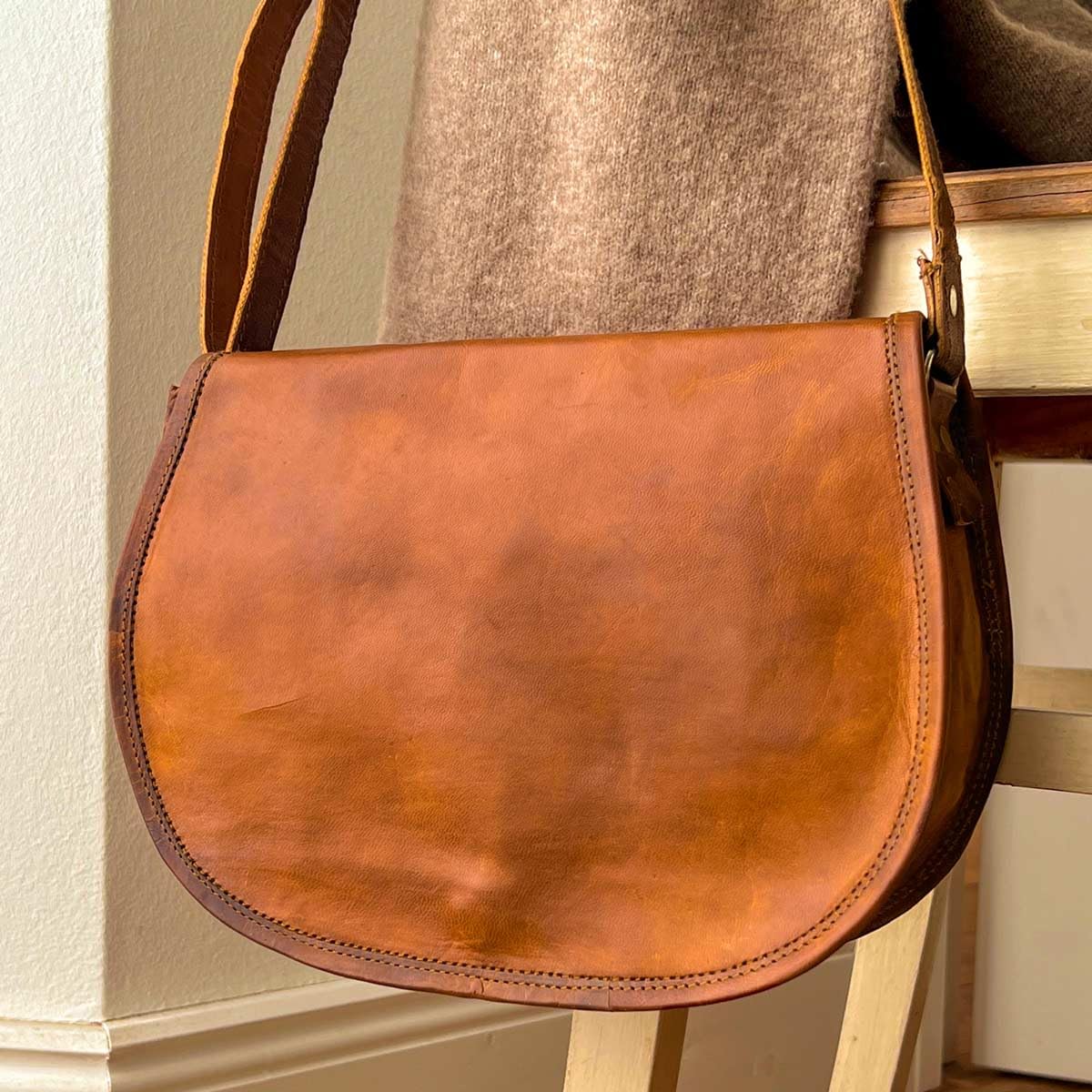 Gusti Leder Umhängetasche – Holly Damen Handtasche aus echtem Ziegenleder in Braun, Vintage-Look, vegetabil gegerbt, Magnetverschluss, passend für 7,9"-Geräte, ideal für Alltag & Freizeit