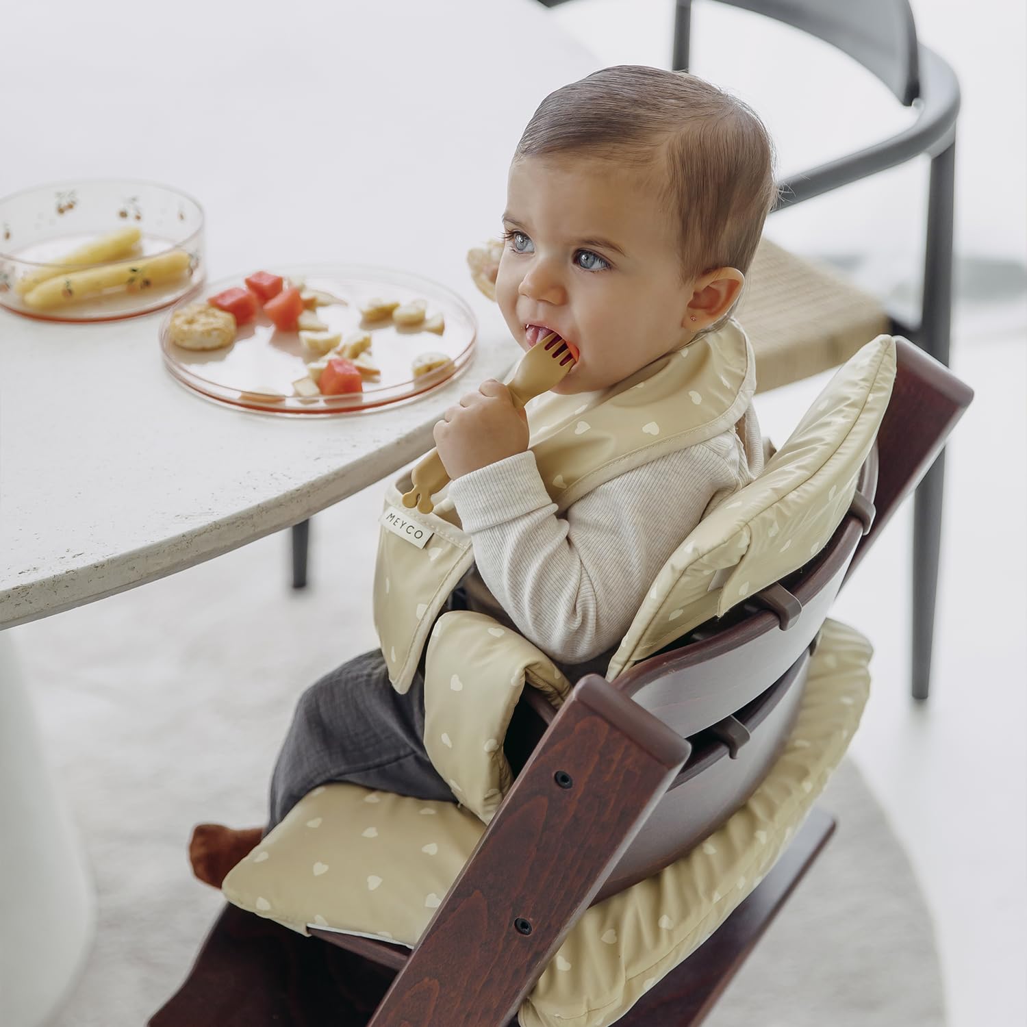 Meyco Baby Sitzverkleinerer Hochstuhl - BPA & PVC-frei - wasserfestes PU-Sitzkissen - leicht zu reinigen - Sitzauflage für div. Marken wie Stokke, Hauck etc. - Sweet Heart Sand/Soft Sand