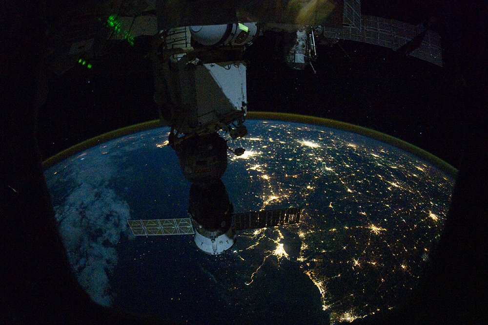 Lámina de la NASA de 220 Millas Sobre la Tierra para decorar tu estudio con marco marrón