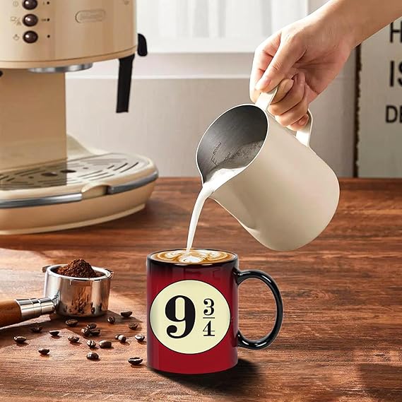 Taza innovadora que muestra un elemento característico del mundo de harry potter al entrar en contacto con el calor