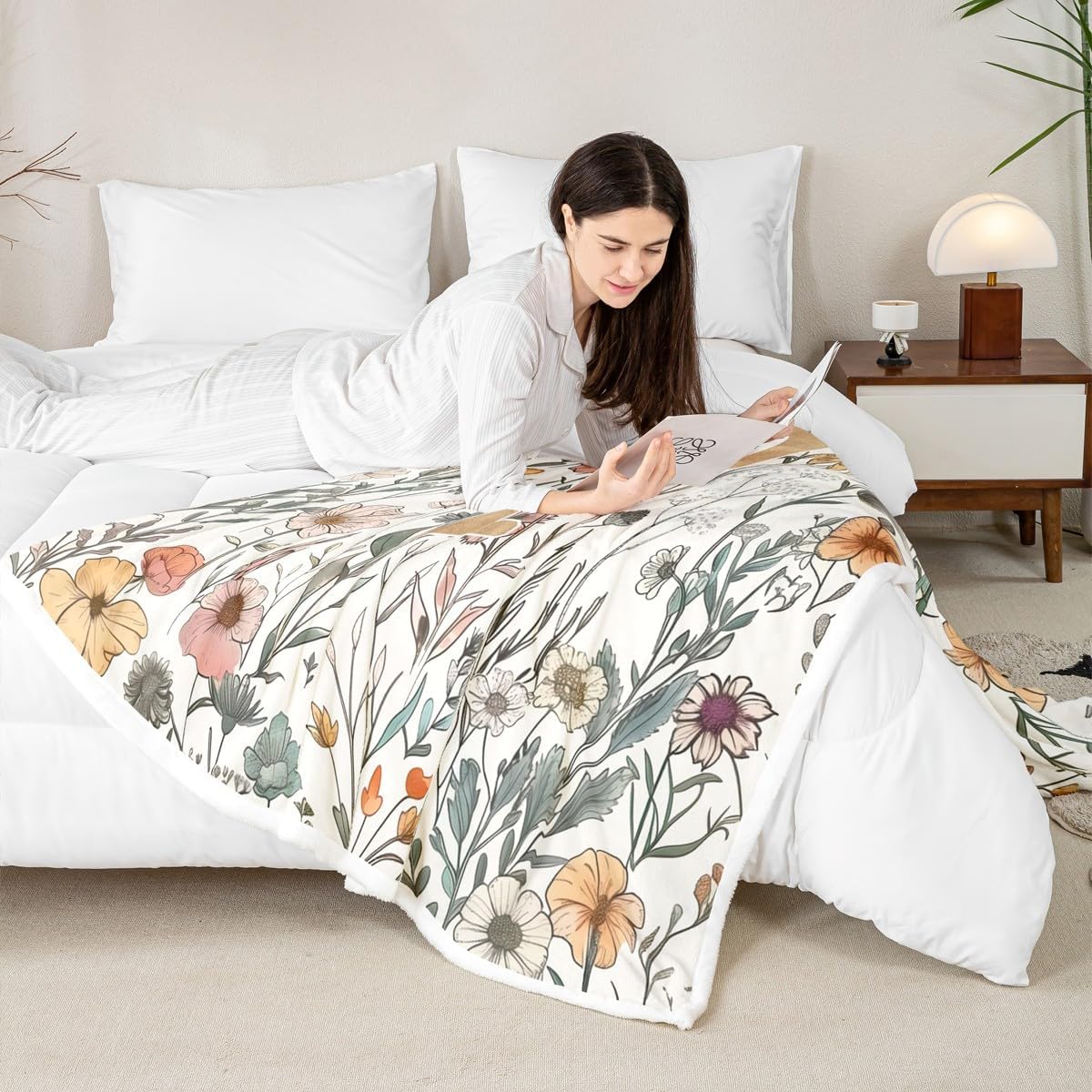 jejeloiu Gold Initial T Sherpa Throw Blanket for Couch Blossoming Iris Flowers Super Soft Cozy Fleece Floral Printed Blanket for Winter, Plush Throw Throw 50"x60" All Season