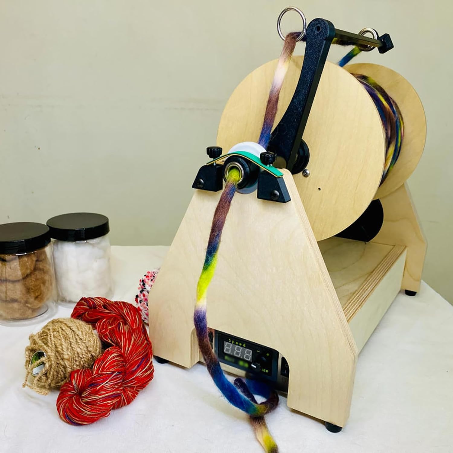 Elektryczna maszyna do spinningu, karteczka z włókna wełnianego, z przełącznikiem nożnym, regulowana prędkość, do szpuli 1,5 kg, szybkie i wydajne mieszanie/czesanie/wirowanie