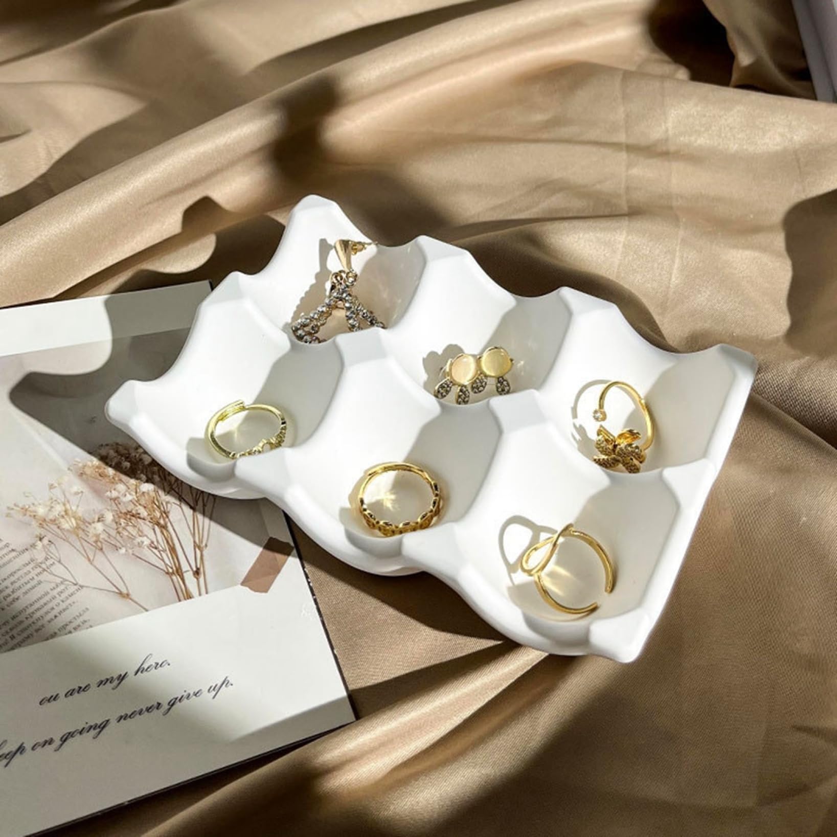 Amazon｜アクセサリー展示棚 アクセサリー収納 卵パック型 白色 石膏