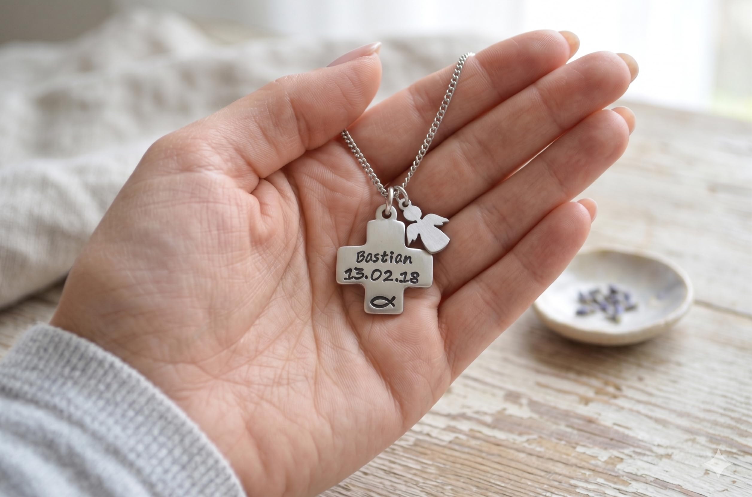 Personalisierte Taufkette mit Kreuz & Engel Anhänger aus Edelstahl – Kreuzanhänger mit Name & Datum Gravur – Individuelles Taufgeschenk für Jungen & Mädchen, Patenkind – Inkl. Wunschkette & Motiv