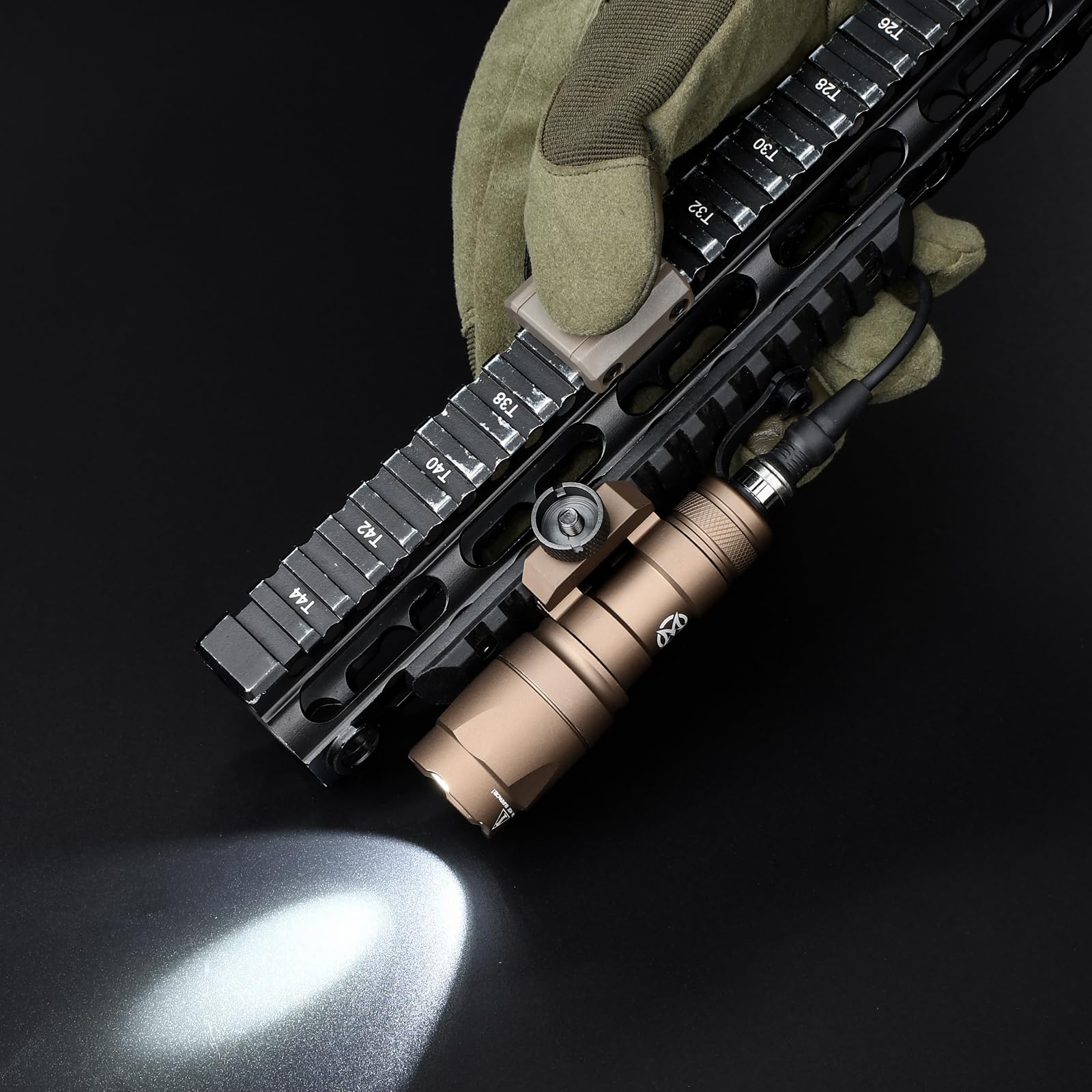 M300A Torcia Lanterna tattica con interruttore a pressione, lanterna da ricognizione a 600 lumen per il sistema ferroviario Mlok Keymod 20 mm Picatinini (Marrone)