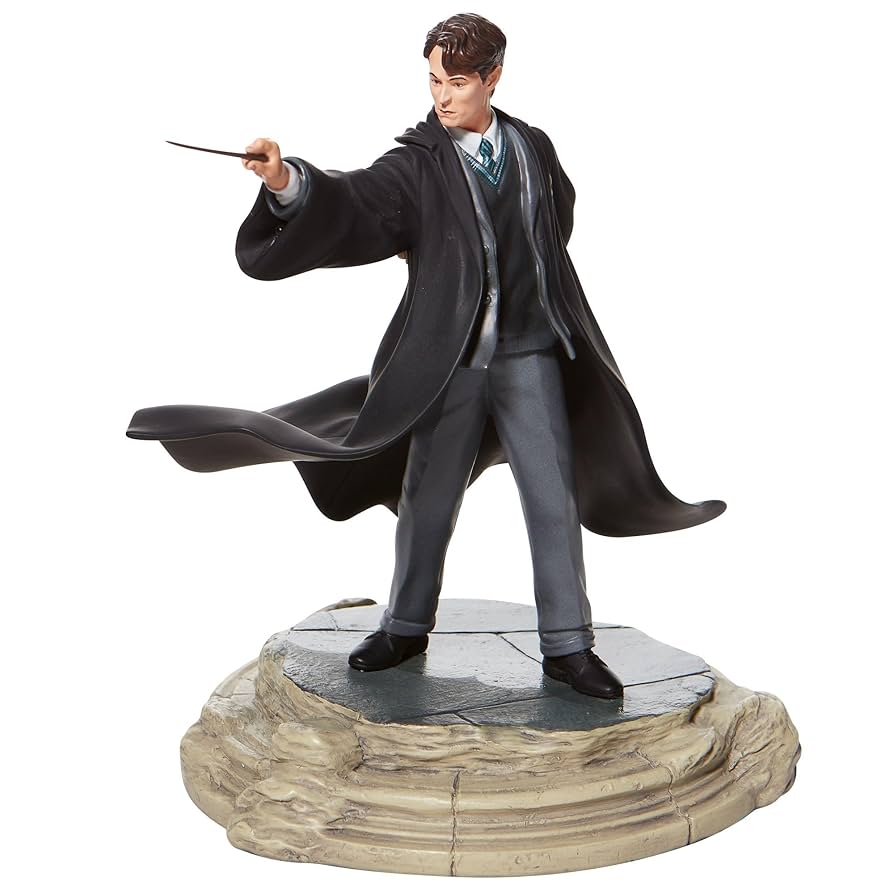 ハリーポッター　トム・リドル　フィギュア Amazon.co.jp: Enesco Wizarding World of Harry Potter トム