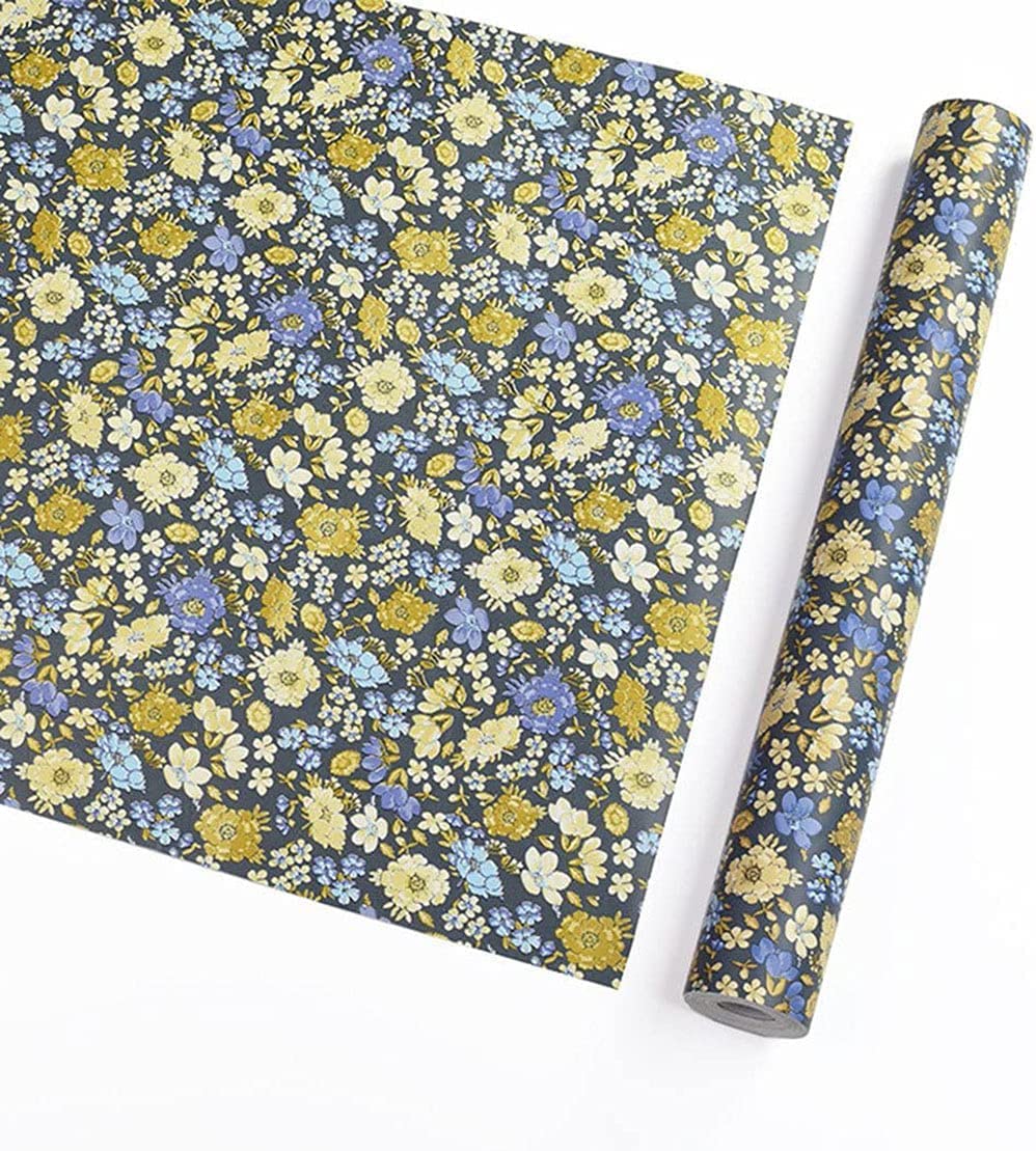 Papier peint floral bleu autocollant pour rénover sans peindre les meubles de cuisine