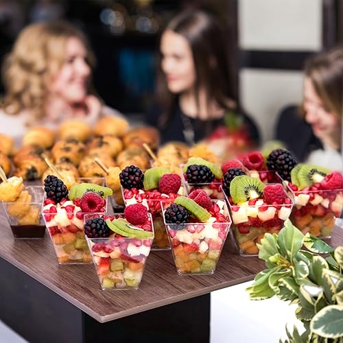 Miniatura 7 de TOFLEN Paquete de 50 mini tazas de postre de 3.5 onzas con tapas y cucharas, vasos cuadrados de plástico transparente para postres para servir