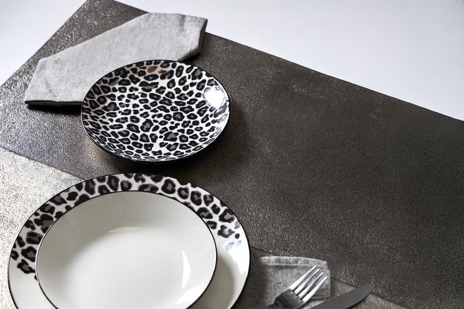 Delys 546151 Tafelservice aus Porzellan, 18-teilig, für 6 Personen, flache Teller, Suppenteller, Dessertteller, Farbe: Schwarz, Motiv Leopard