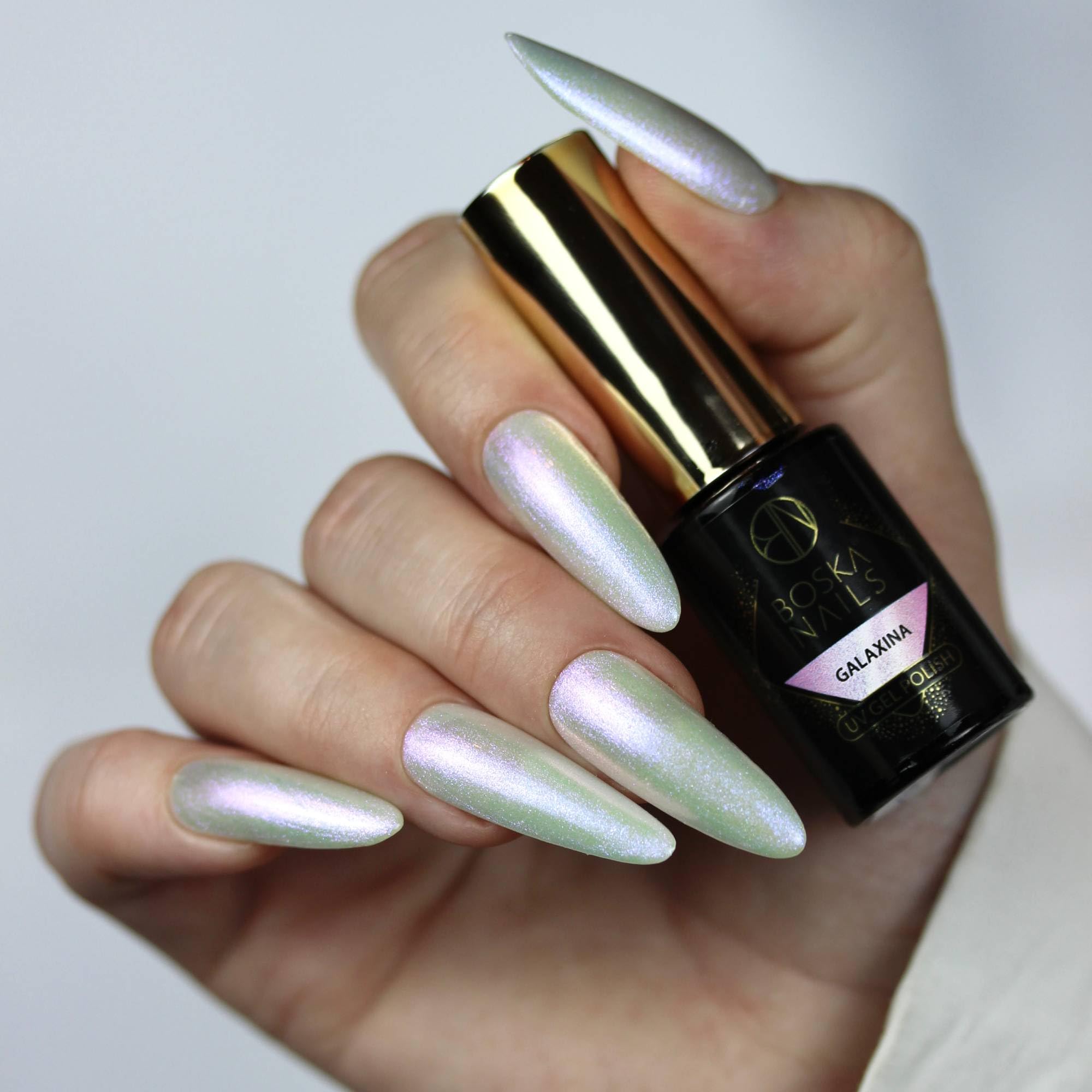 Boska Nails Cosmic Glow Hybrid Nagellack Holografisch Glitzer Effekt Langanhaltend Nägel Kosmischer Glanz Nailart Halbdurchsichtig 7 Farben