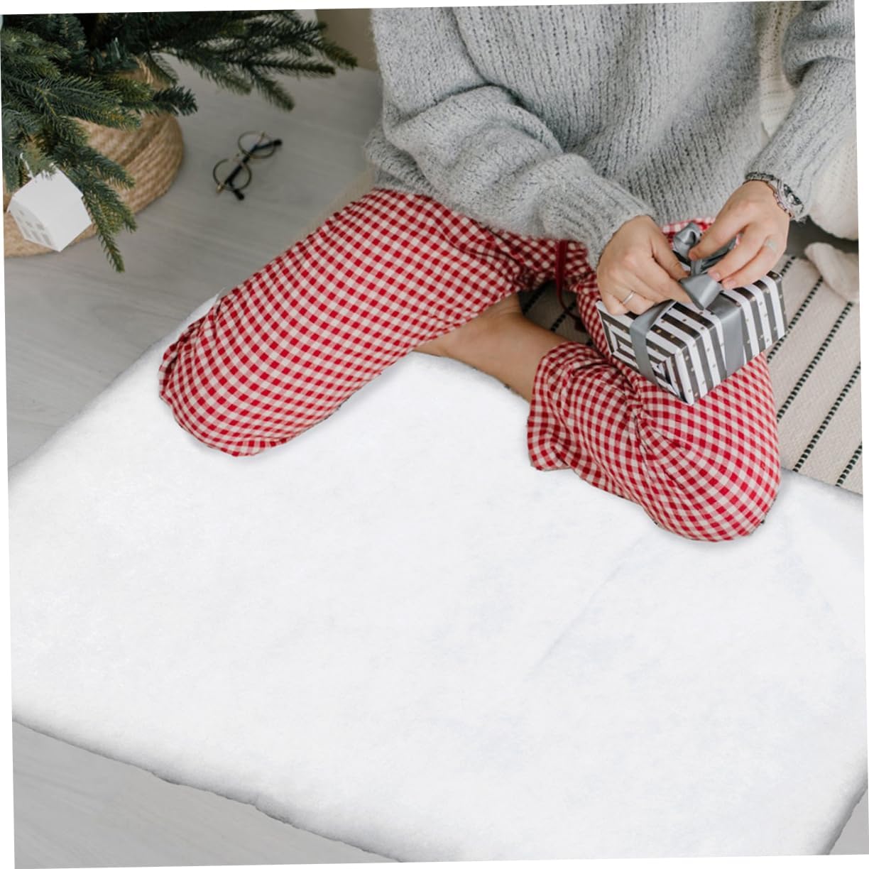 Ciieeo 2pcs Thick White Faux Snow Blanket for Indoor Scenes Soft and Realistic Decorative Snow for Christmas Village Displays and Holiday Decor