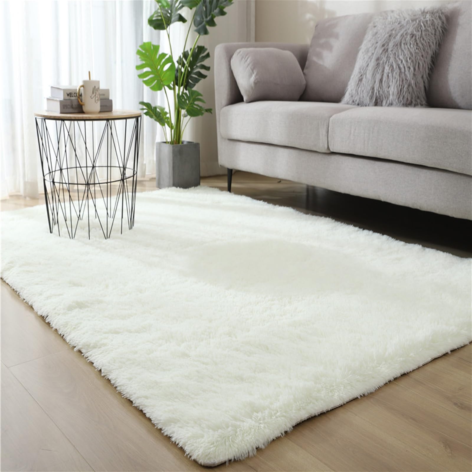 Tapis de salon à poils longs extra large pour créer un coin lecture chaleureux et moderne