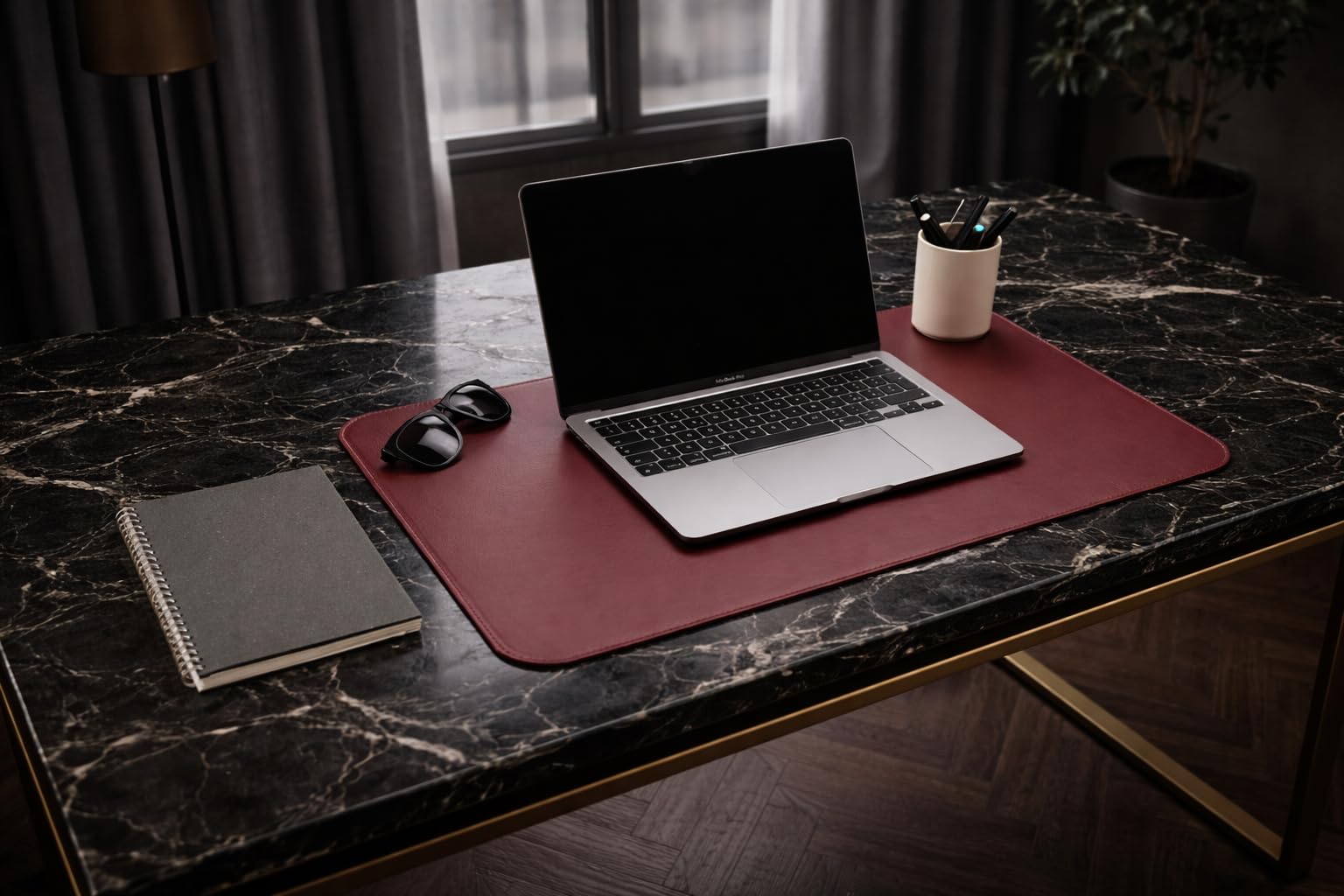 Schreibtischunterlage aus Leder, Personalisierbar mit Textgravur - Firmenlogo — Handgefertigte Deskmat mit Rückseite aus Naturkork — Made in Italy (Burgunderrot, 80x40 cm)