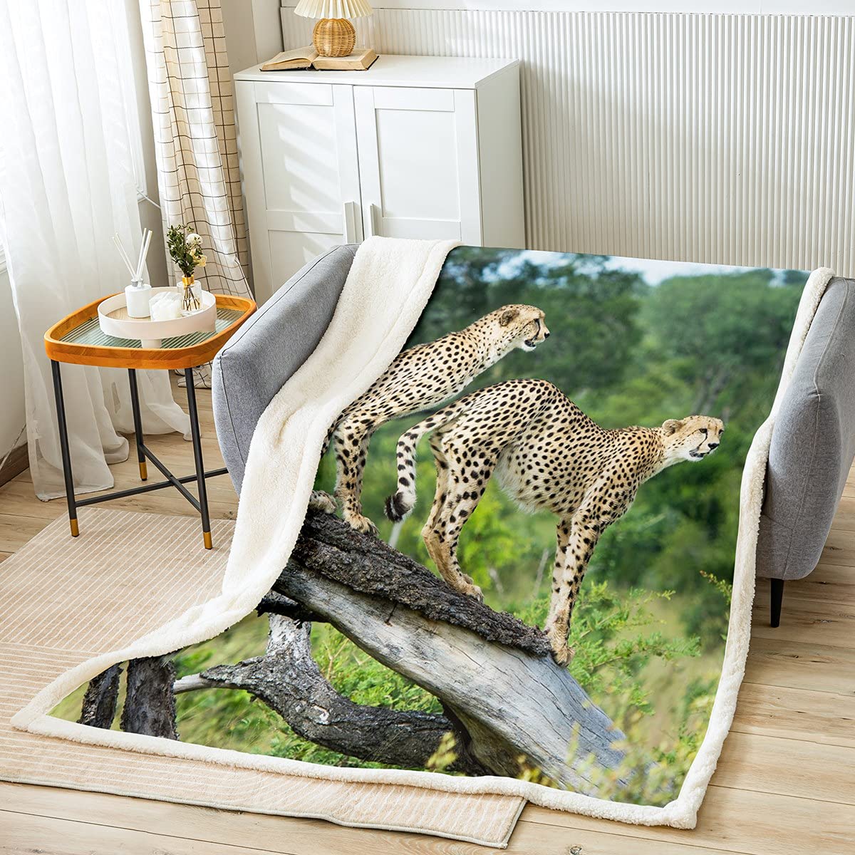 Couverture en polaire léopard cocooning pour vos soirées canapé