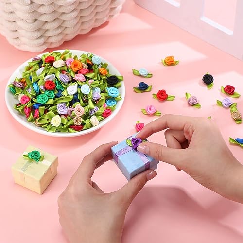 Miniatura 3 de 500 piezas de mini cinta de satén para manualidades, cinta multicolor pequeña, lazos de rosas, pequeñas flores de tela artificial con hojas verdes