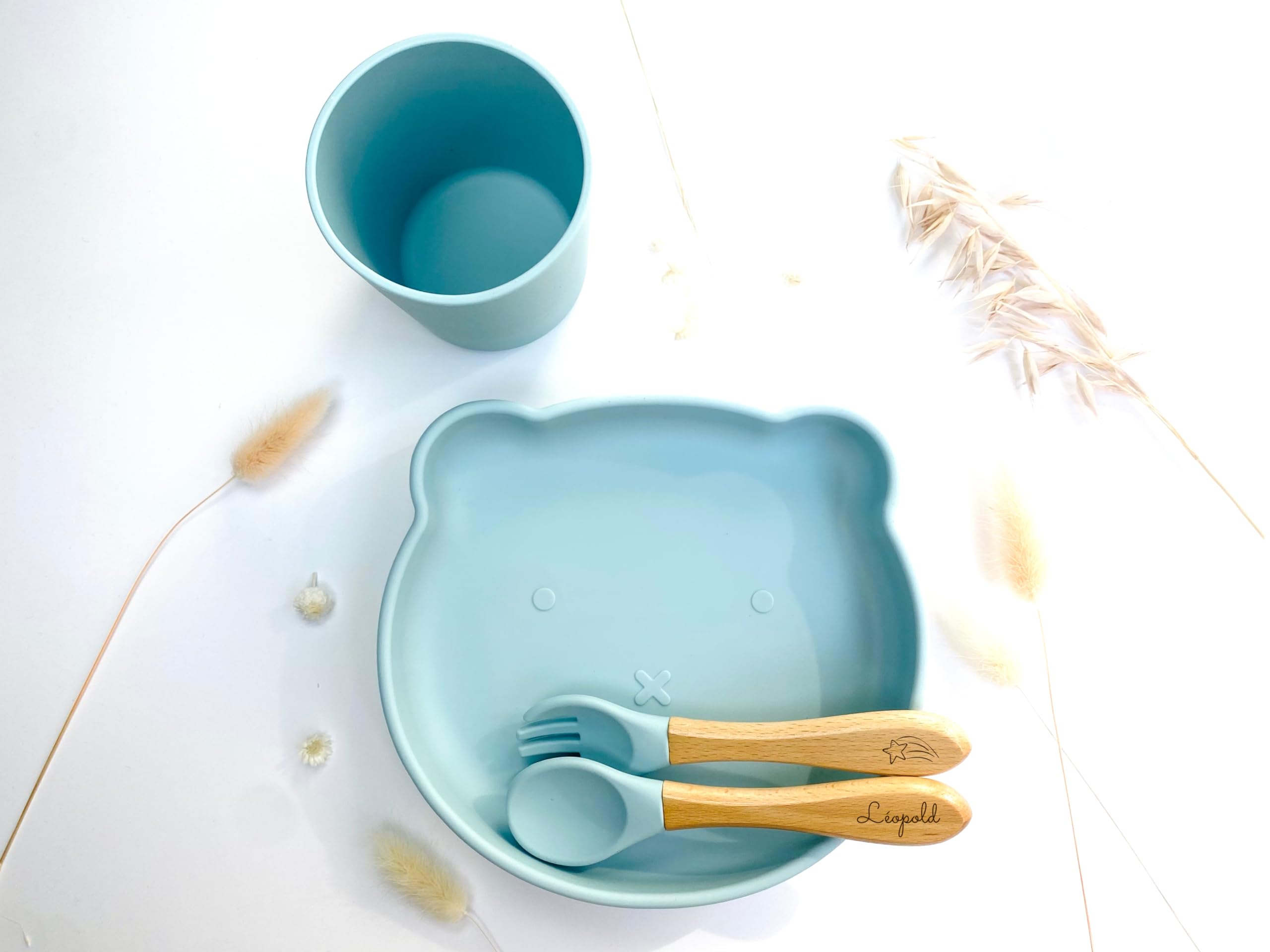 Ensemble repas ludique pour enfant : Set personnalisé avec assiette, couverts et verre en forme d'ours, le tout dans une adorable teinte bleu ciel, rendant les repas joyeux et mémorables.