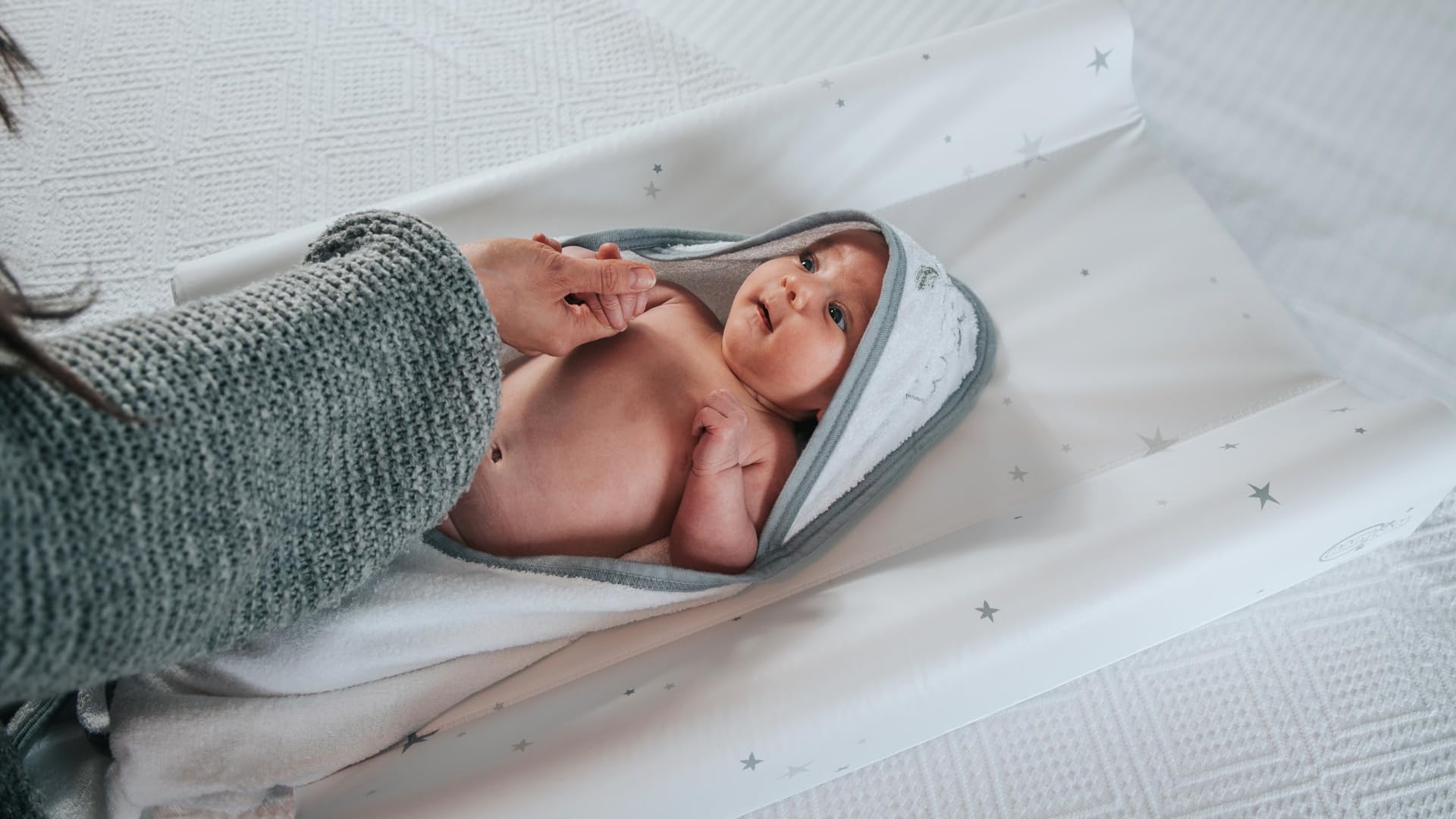 BabyDam Luxury SuperMax - Cambiador de cuña para bebé, fácil de limpiar, 70 x 45 cm, color gris y blanco