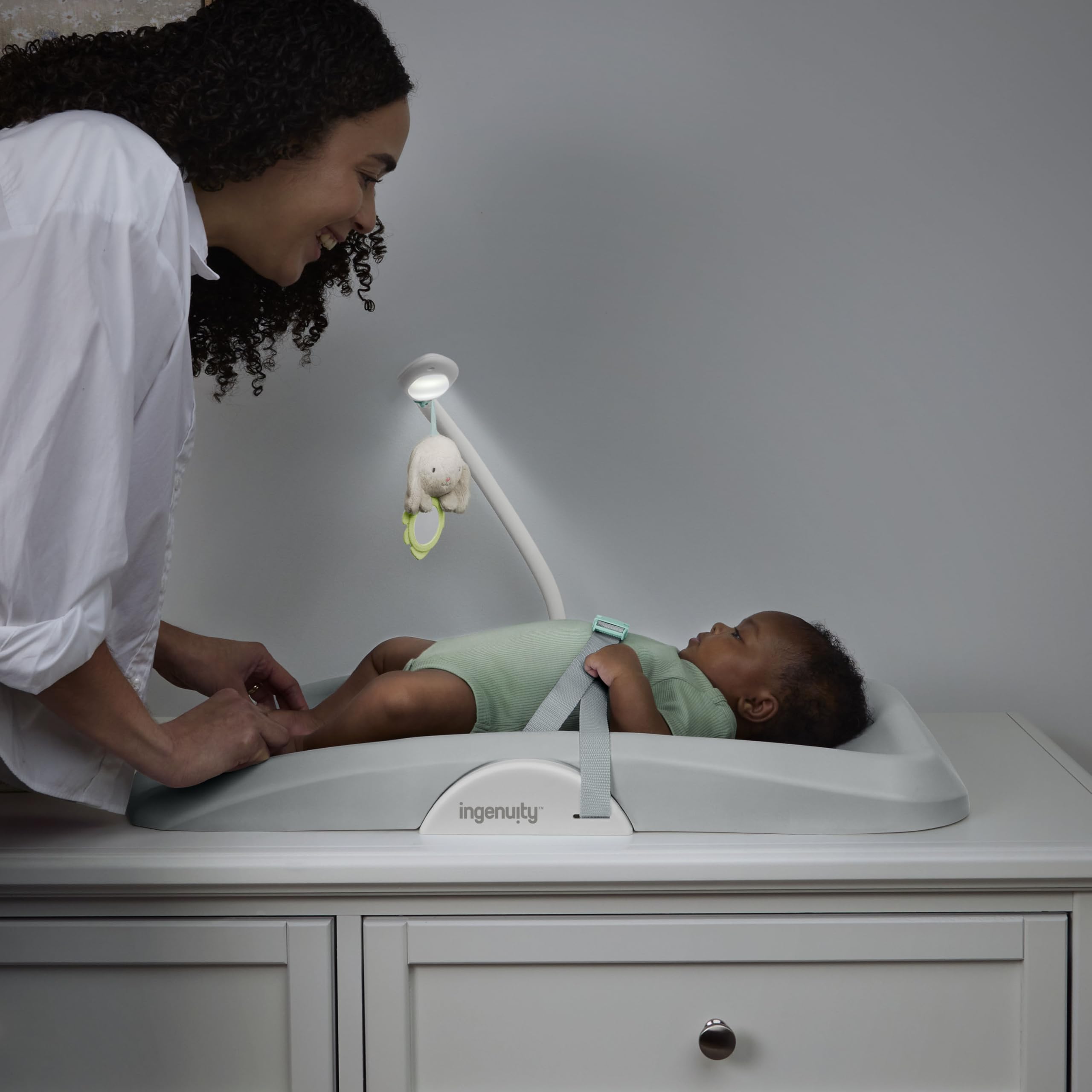Ingenuity Cambiador Day & Night Sylvi para bebé, con luz nocturna y opción de luz roja para favorecer el sueño, fácil de limpiar, desde recién nacidos