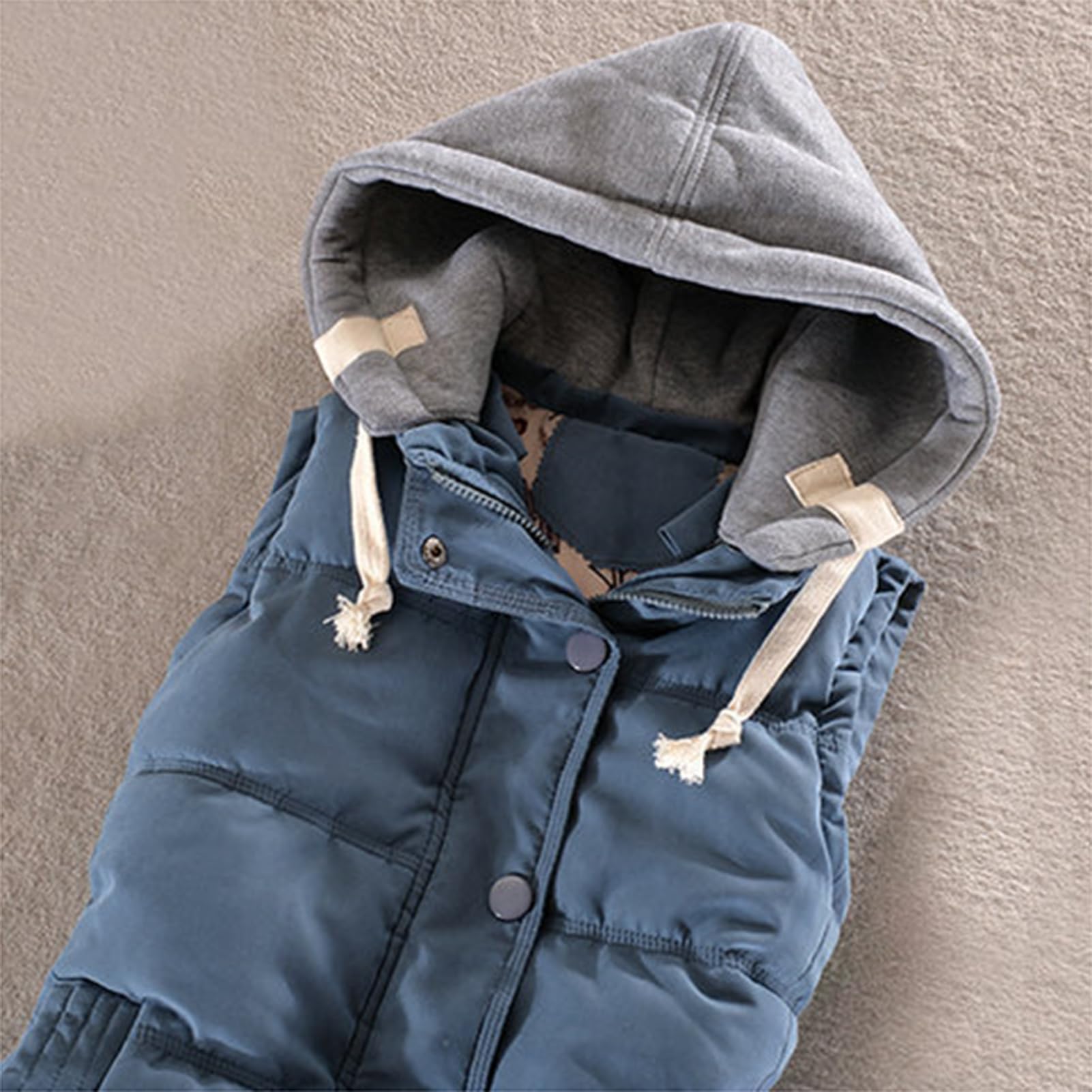 Gilet invernale imbottito e caldo da donna con cappuccio, tasche foderate e coulisse – ideale per un look casual in autunno e inverno