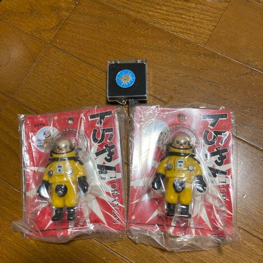 Amazon | ヤノベケンジ トらやんフィギュア2個とピンバッジ