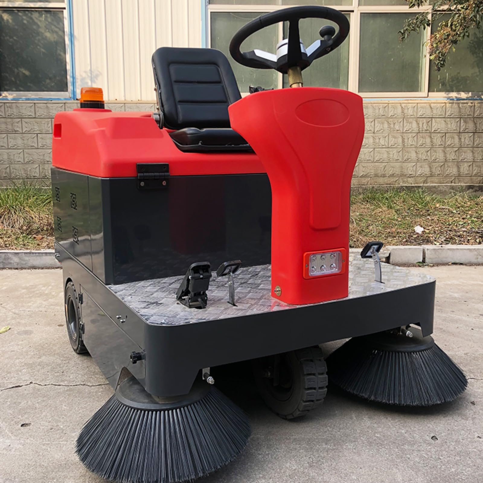 Grande spazzatrice stradale industriale Macchina elettrica di vuoto della spazzatrice stradale cavalcata sulle attrezzature per la pulizia con il sistema di filtro antipolvere per il garage del