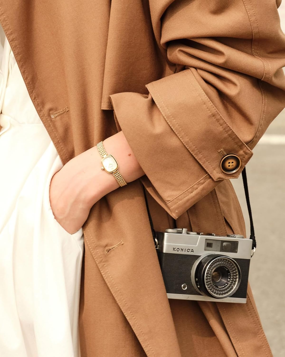 FIYTA Women's Watch - Elegant Gold Small Square Luxury Watch with Sapphire Crystal; 316L Stainless Steel Jewelry Bracelet, Timeless Gift for Her, Mother's Day, Gift Box Included