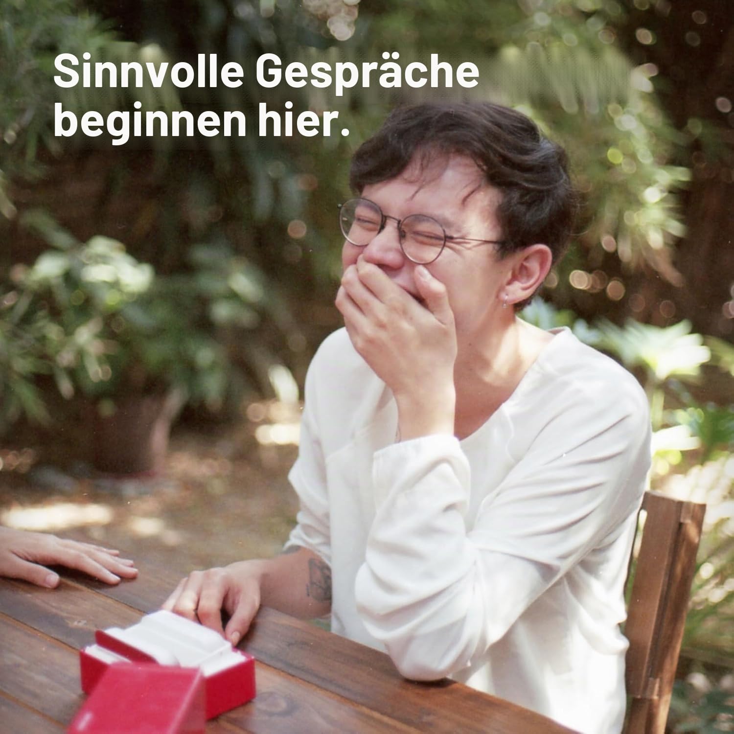 Kartenspiel für We R Not Really Strangers – ein interaktives Gesprächsparty-Kartenspiel für Erwachsene und Eisbrecher für Spieleabend oder Date-Nacht, 15+, 2-6 Spieler (Standard Edition)