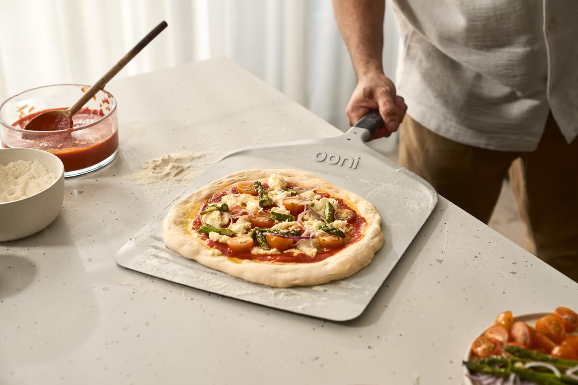 Ooni Pala de pizza compacta de 12 pulgadas, pala de pizza de metal de 12 pulgadas, pala giratoria ligera para pizza con asa, accesorios para horno de pizza