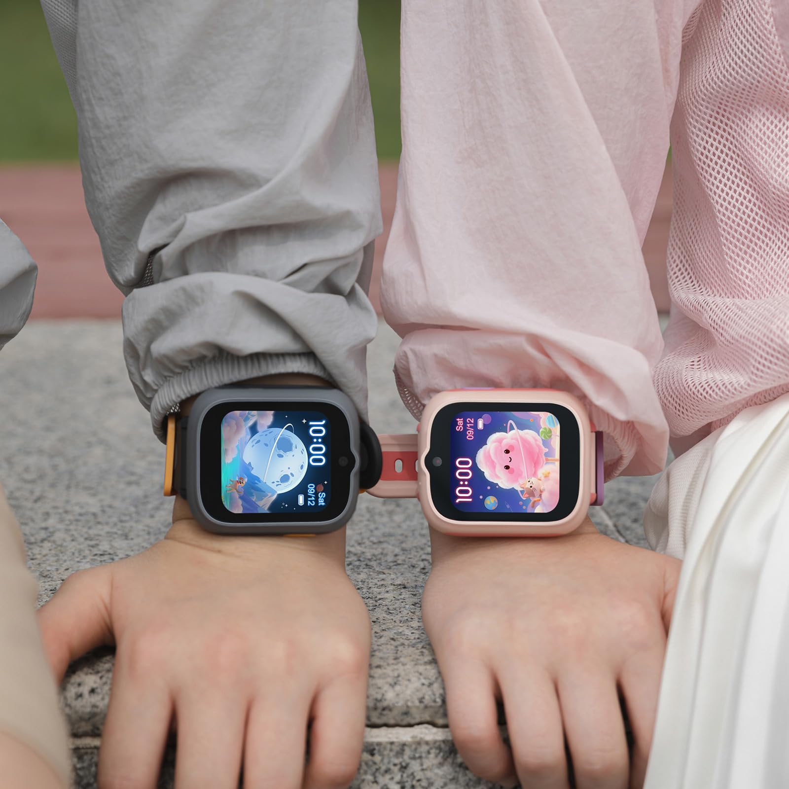 TCL MT48X 4G Montre connectée pour Enfant, Rose Cosmique, GPS, appels LTE, Bouton d'urgence, étanche 5 ATM, avec Carte SIM Telekom et Bon d'achat Amazon de 30 €