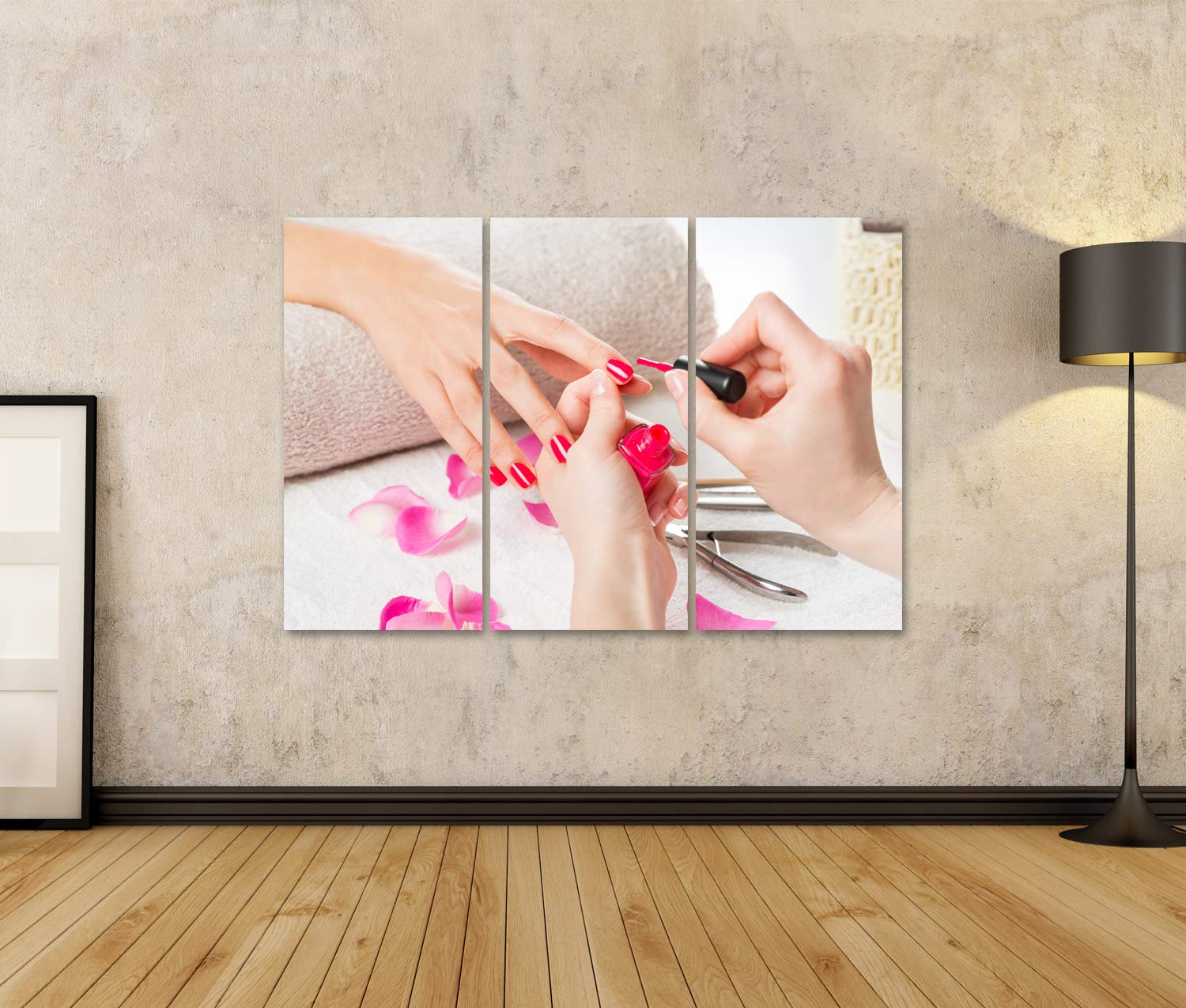 Cuadro en lienzo Primer plano de una esteticista aplicando esmalte de uñas a una mujer en un salón de uñas. Primer plano de una mano femenina con esmalte de uñas rosa después de la manicura.