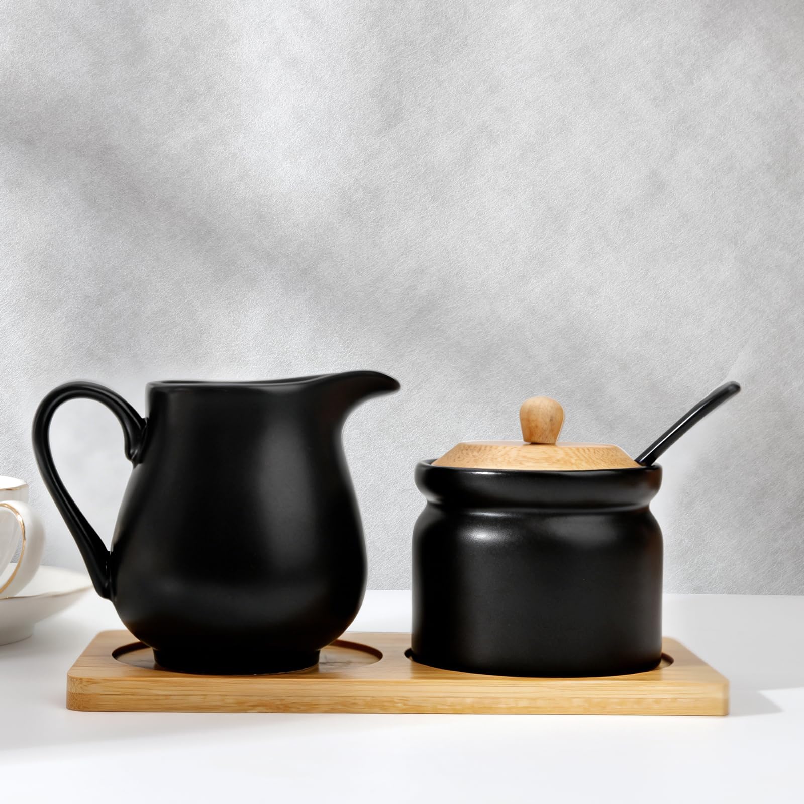 Juego de azucarero y crema de cerámica, azucarero negro con tapa y cuchara, jarra de crema con bandeja, juego de servir té y café para bar, hogar, cocina, oficina (negro)