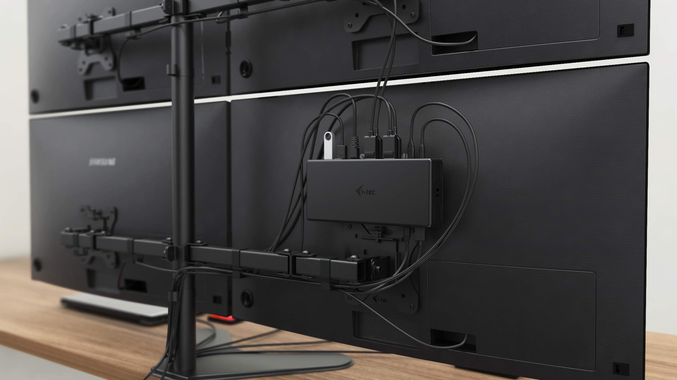 i-tec Stacja dokująca USB-C Quattro do 4 wyświetlaczy z zasilaniem 85 W, 2 x DisplayPort, 2 x HDMI, 1 x GLAN, 5 x USB 3.0, 1 x USB-C, 2 x gniazdo audio i mikrofonu