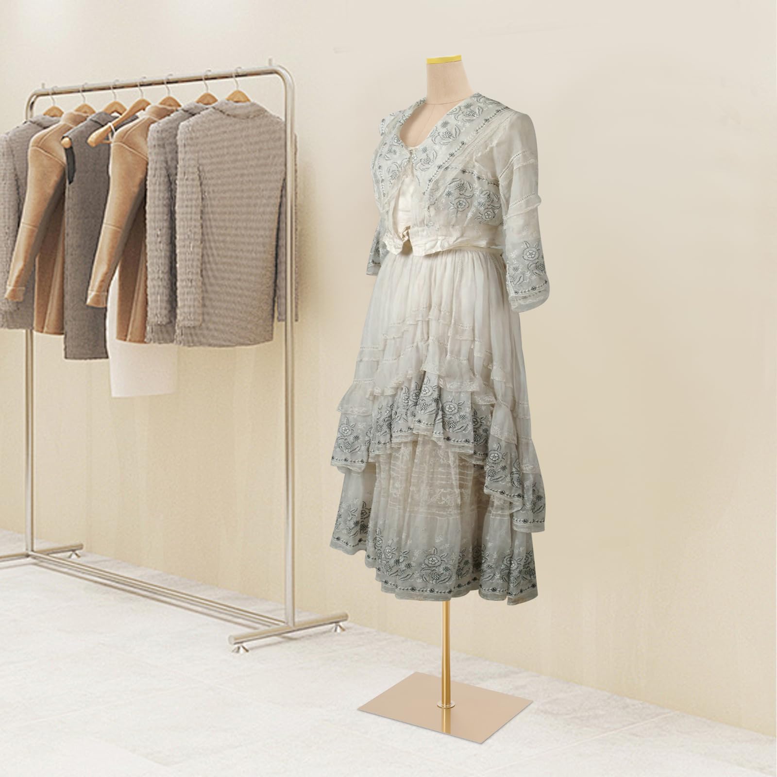 Mannequin de couture | Mannequin de vitrine féminin | Mannequin | Hauteur réglable (150-210 cm) | Mannequin de vêtements | PU et métal | Pour boutiques et ateliers | Avec pied (doré)