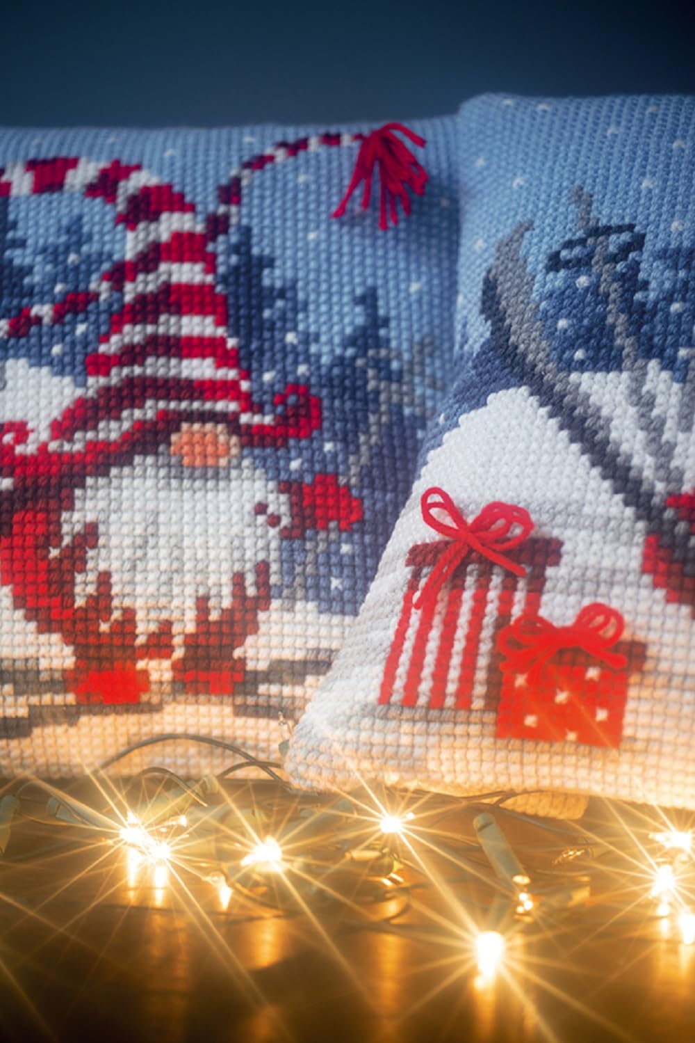 VERVACO Punto De Cruz Kit Cojin Decorativo DUENDE DE NAVIDAD EN ESQUÍ Manualidades Adultos Decoracion Bordar Kit Principiantes Completo DIY Bordado Creativo Regalo ca. 40x40 cm Cross Stitch