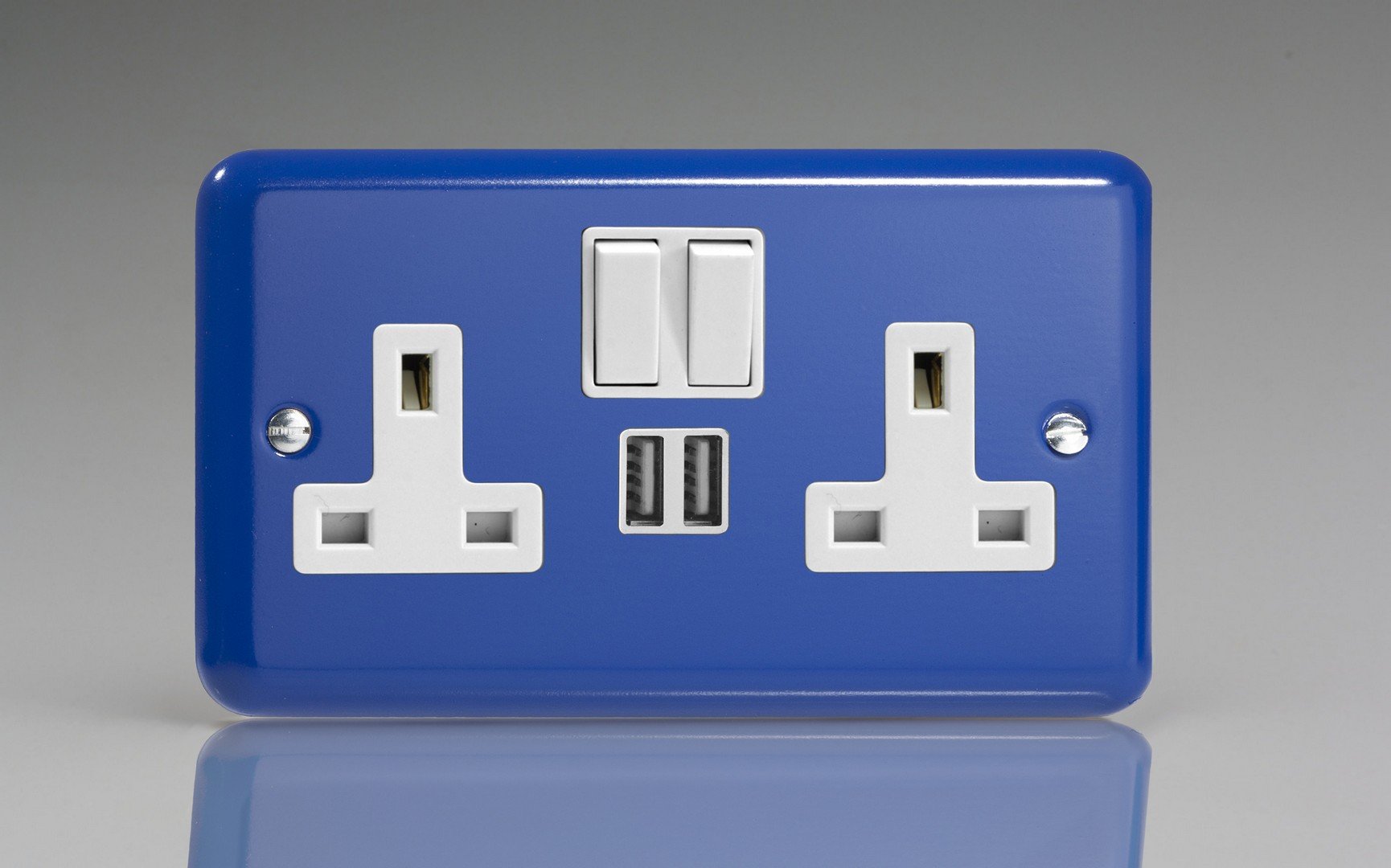 Varilight Reflex Blue 2-Gang 13A Double Pole Switched Plug Socket + 2 5V Dc 2100Ma Usb Charging Ports Xy5u2sw.rb