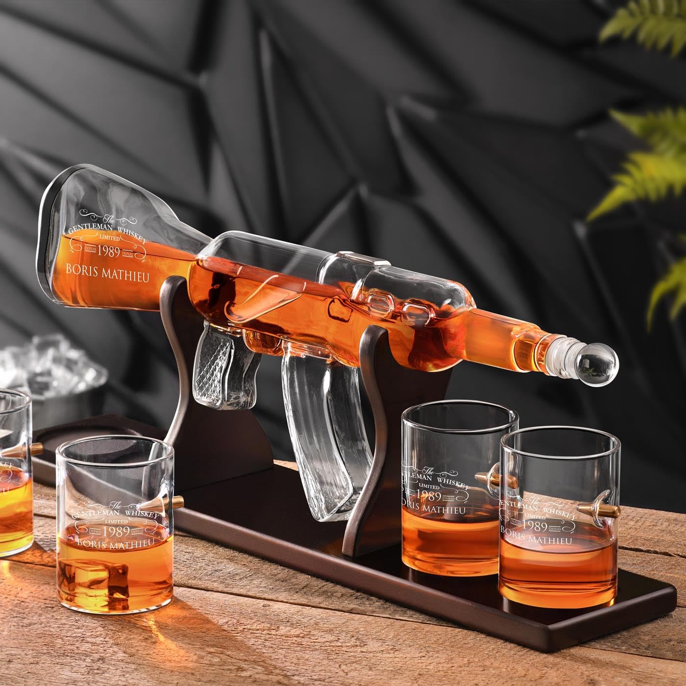 Maverton Ensemble de Carafe gravé avec 4 Verres à Whisky, 800 ML Fusil Carafe en Verre, Idée Cadeau Homme Anniversaire - Cadeau Personnalisé - Cadeau Noel - gentleman whiskey