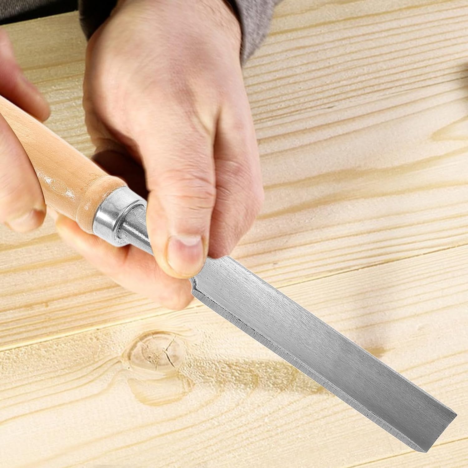 Curved Chisel Woodworking Tool for Carving Projects, High-carbon Steel and Wood Material, Polished Finish, Suitable for Softwood and Hardwood Treatment, for Professional