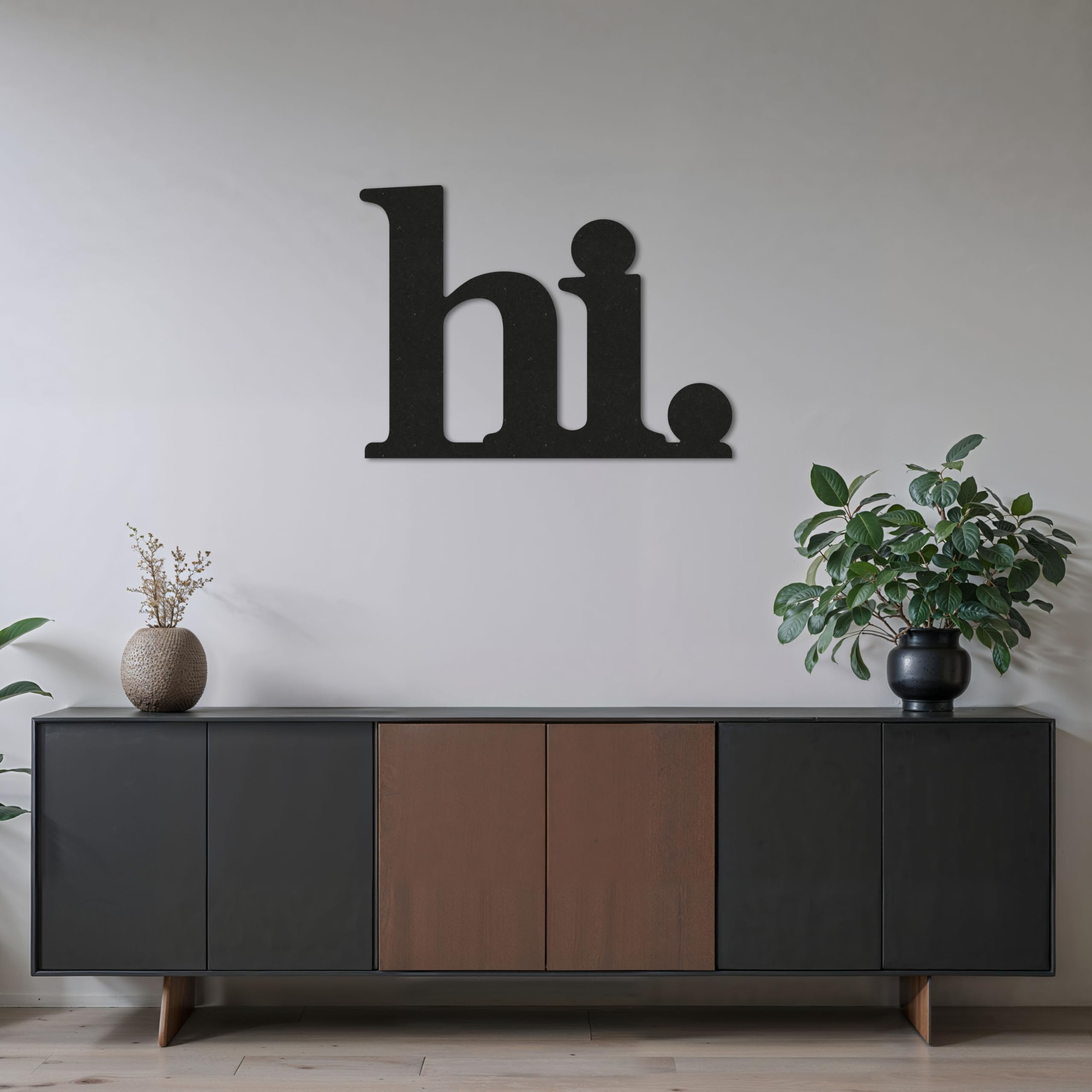 ebenkunst | „hi“ Schriftzug Wanddeko – Moderne Begrüßung aus Holz, minimalistische Wanddekoration für Flur, Eingangsbereich & Wohnzimmer, CNC-gefräst aus HDF, Schwarz, Made in Germany