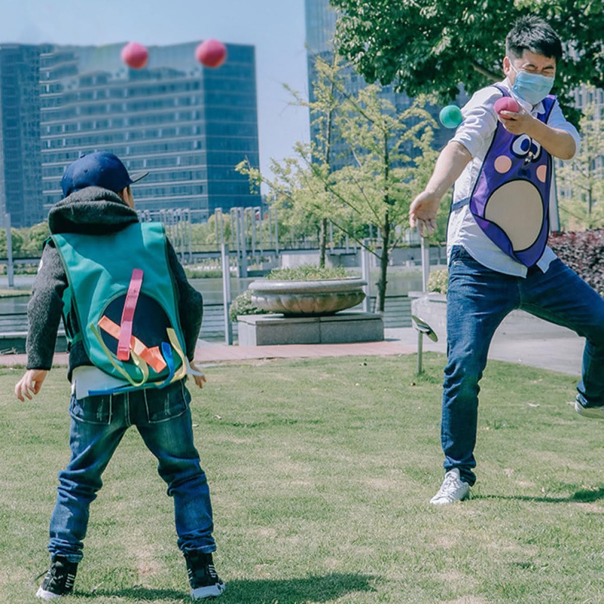Yardwe Juego de Balones Adhesivas para Niños Pequeños al Aire Libre Chaleco Pegajoso de Poliéster y Algodón Oxford para Desarrollo Motor y Social Color Aleatorio