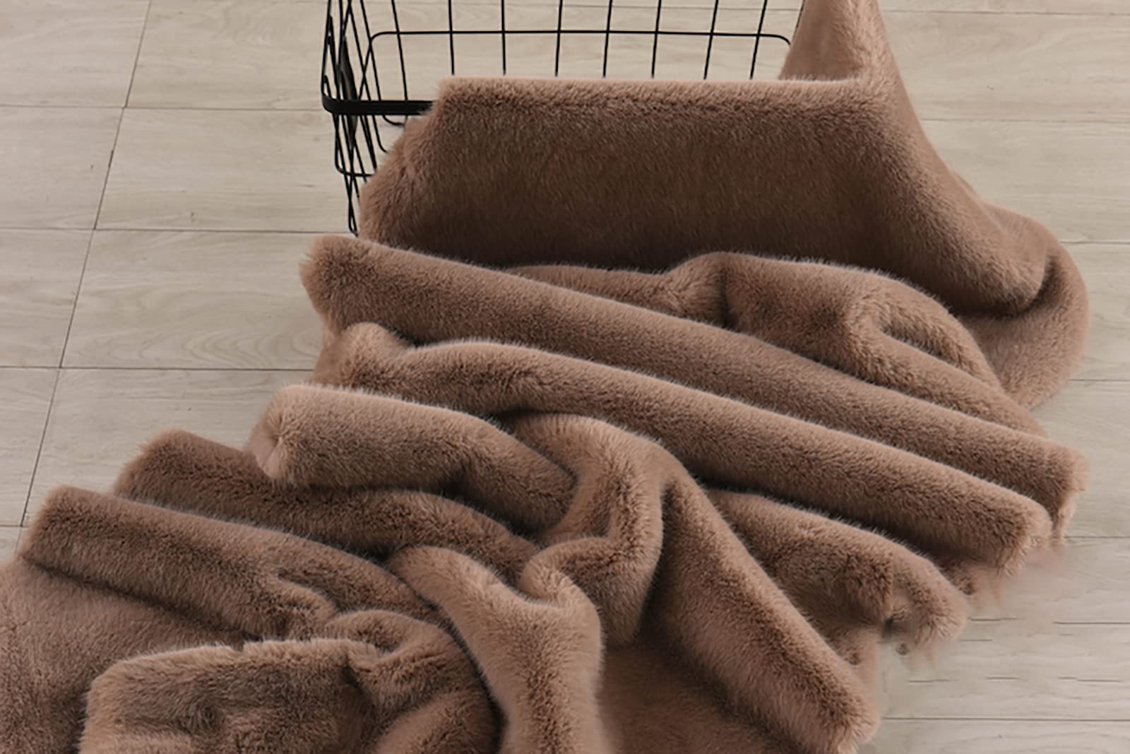 Pogrubiona pluszowa tkanina miękka sztuczne futro tkanina polarowa tkanina flanelowa na tło materiały rzemieślnicze szalik DIY szycie ręcznie robione lalki poduszka poduszki do siedzenia, 160 * 50 cm (Kolor: brązowy)