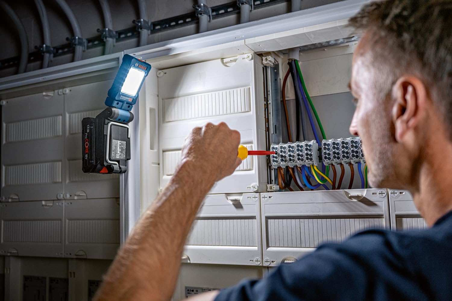 Bosch Professional 18V System Akku Leuchte GLI 18V-800 800 Lumen 20 LEDs 360° schwenkbar 180° neigbar