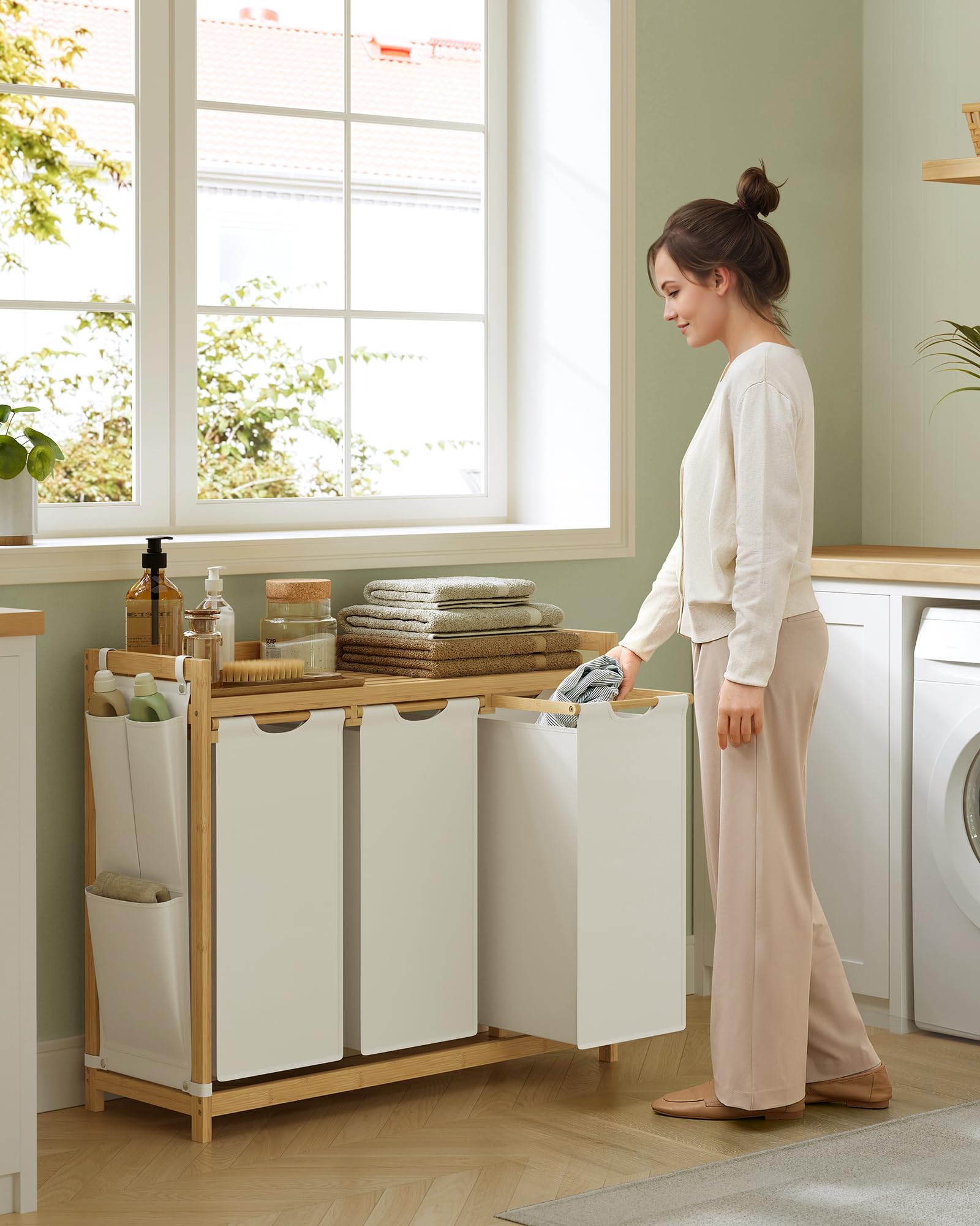 SONGMICS Kosz na pranie, z 3 przegródkami, kosz na brudną bieliznę, bambusowy, pojemność 150 l, z półką, kieszeniami bocznymi, 3 x 50 l, 94 x 33 x 78 cm, kremowo-biały RLH115W01