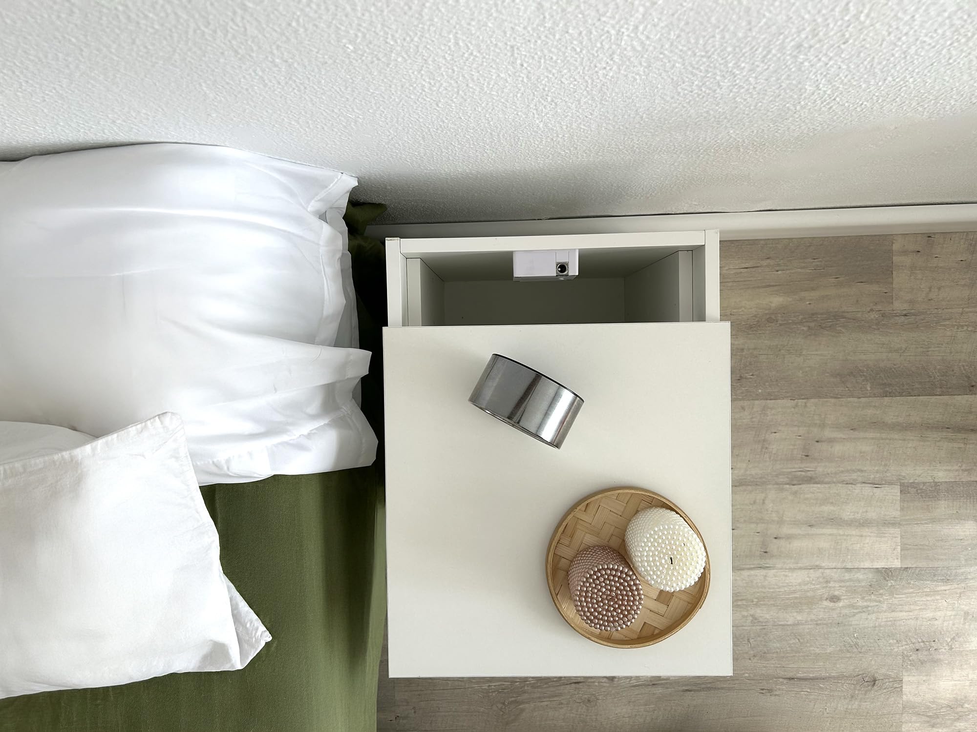 Cassettiera bianca con compartimento segreto e serratura RFID, comodino camuffato con cassetto nascosto doppio fondo invisibile, mobile occultato tipo cassaforte segreta per soldi gioielli