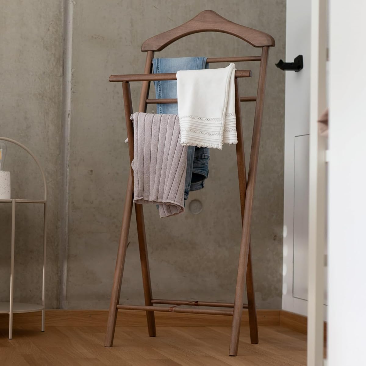 Staboos Herrendiener aus Massivholz in Nussbaum – fertig montierter Kleiderbutler & Stummer Diener – stabiler Stiller Diener für Schlafzimmer, Ankleide & Garderobe & Bad I Kleiderablage