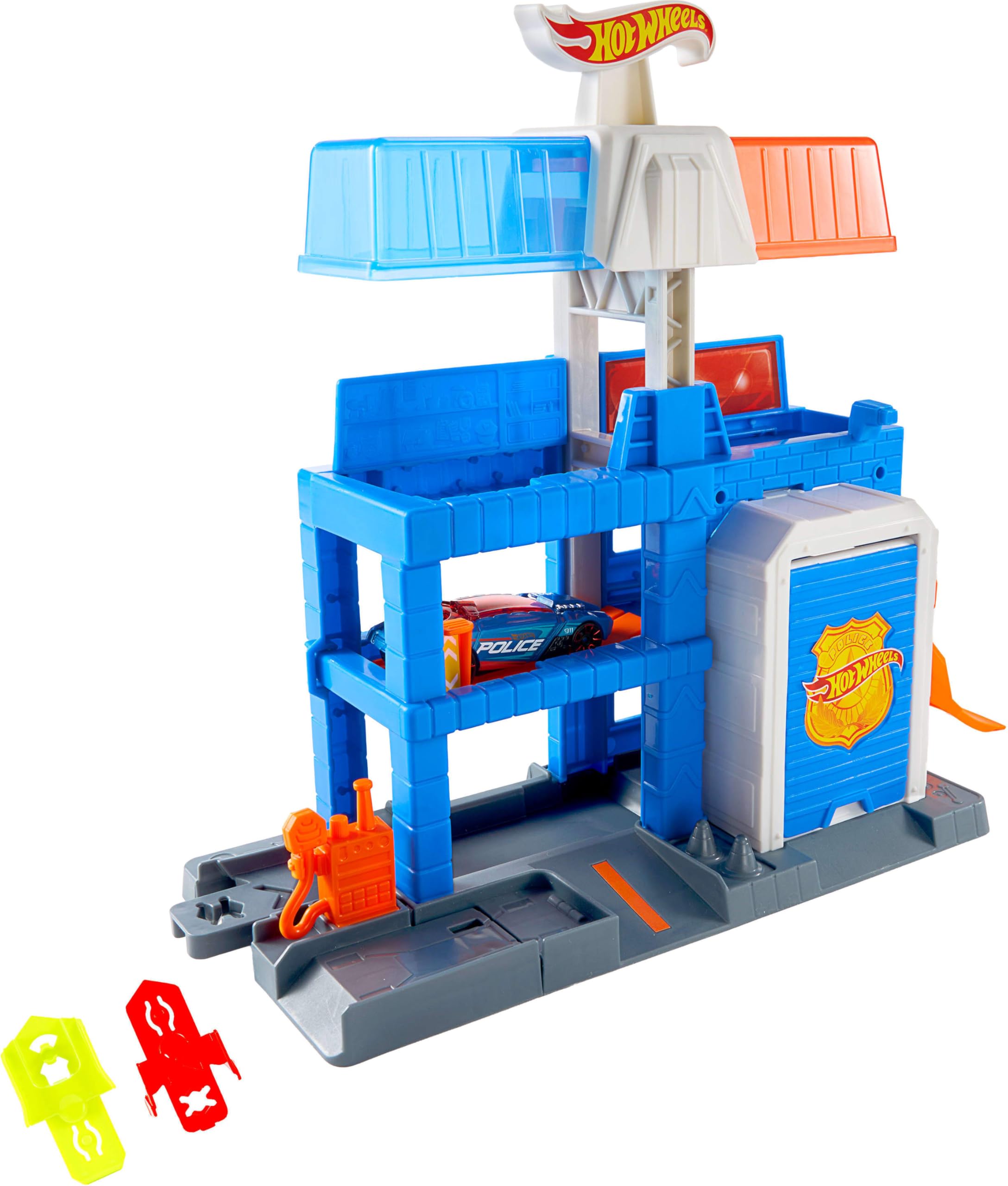 Hot Wheels City Komisariat policji Zestaw, trzy poziomy, metalowy radiowóz w skali 1:64, system torów Speed Snap Szybki klik, zabawka dla dzieci 3+, JHL74