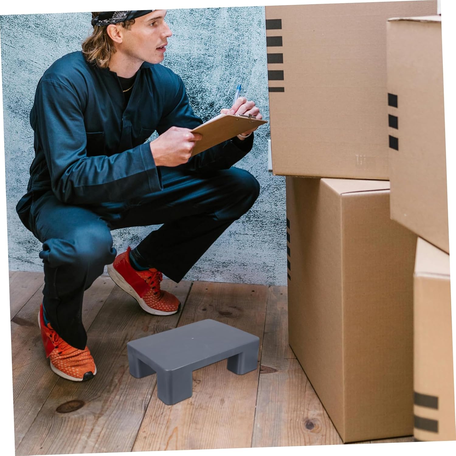 Lightweight Plastic Pallet for Basement Storage Slip Floor Pallet with Moisture Protection Easy to Stack for Supermarkets Warehouses and Garages