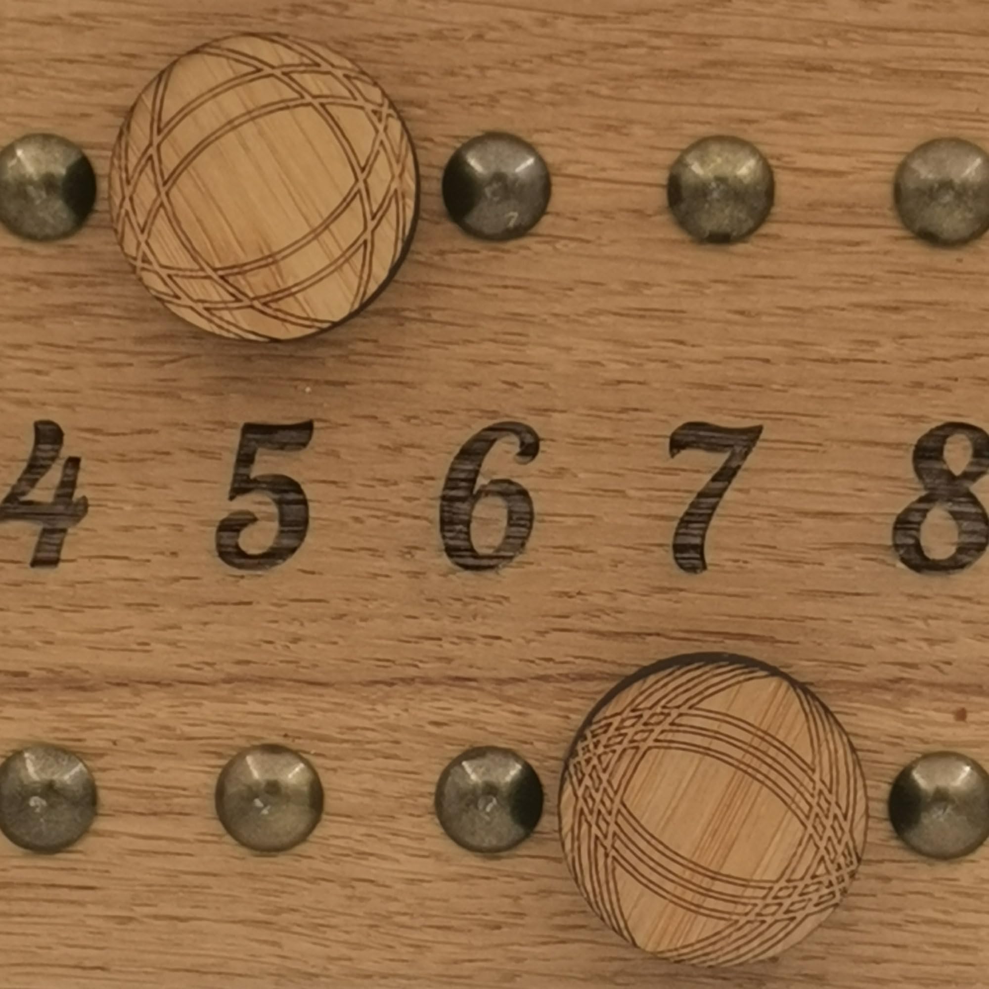 Tit'Adel Compteur de Points pétanque en chêne Massif – Tableau de Score 2 équipes avec pions aimantés – Personnalisable – Accessoire et idée Cadeau pour Joueurs de pétanque